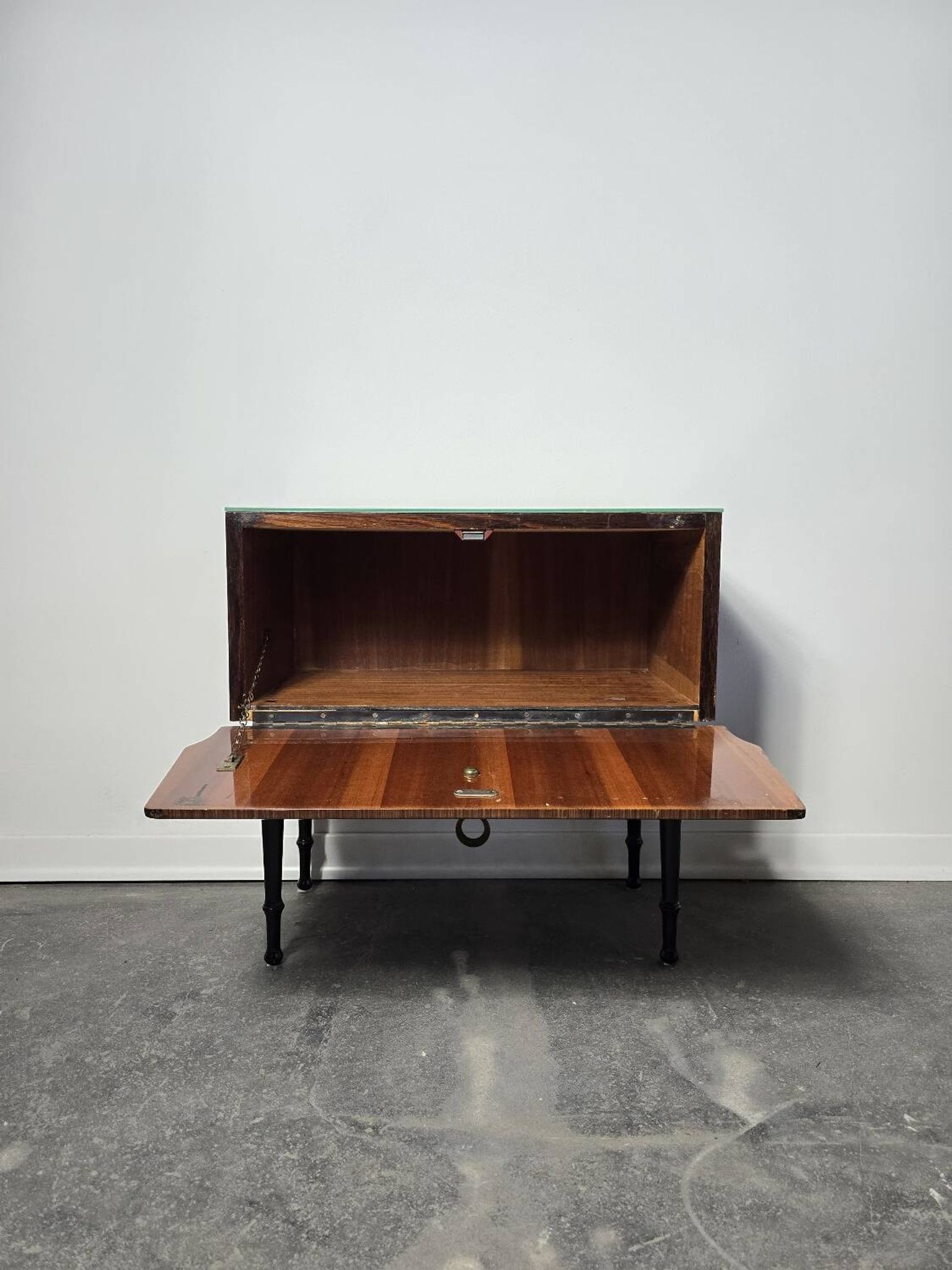 Table de chevet italienne des années 80 avec plateau en verre