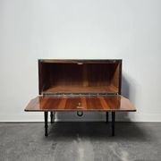 Table de chevet italienne des années 80 avec plateau en verre