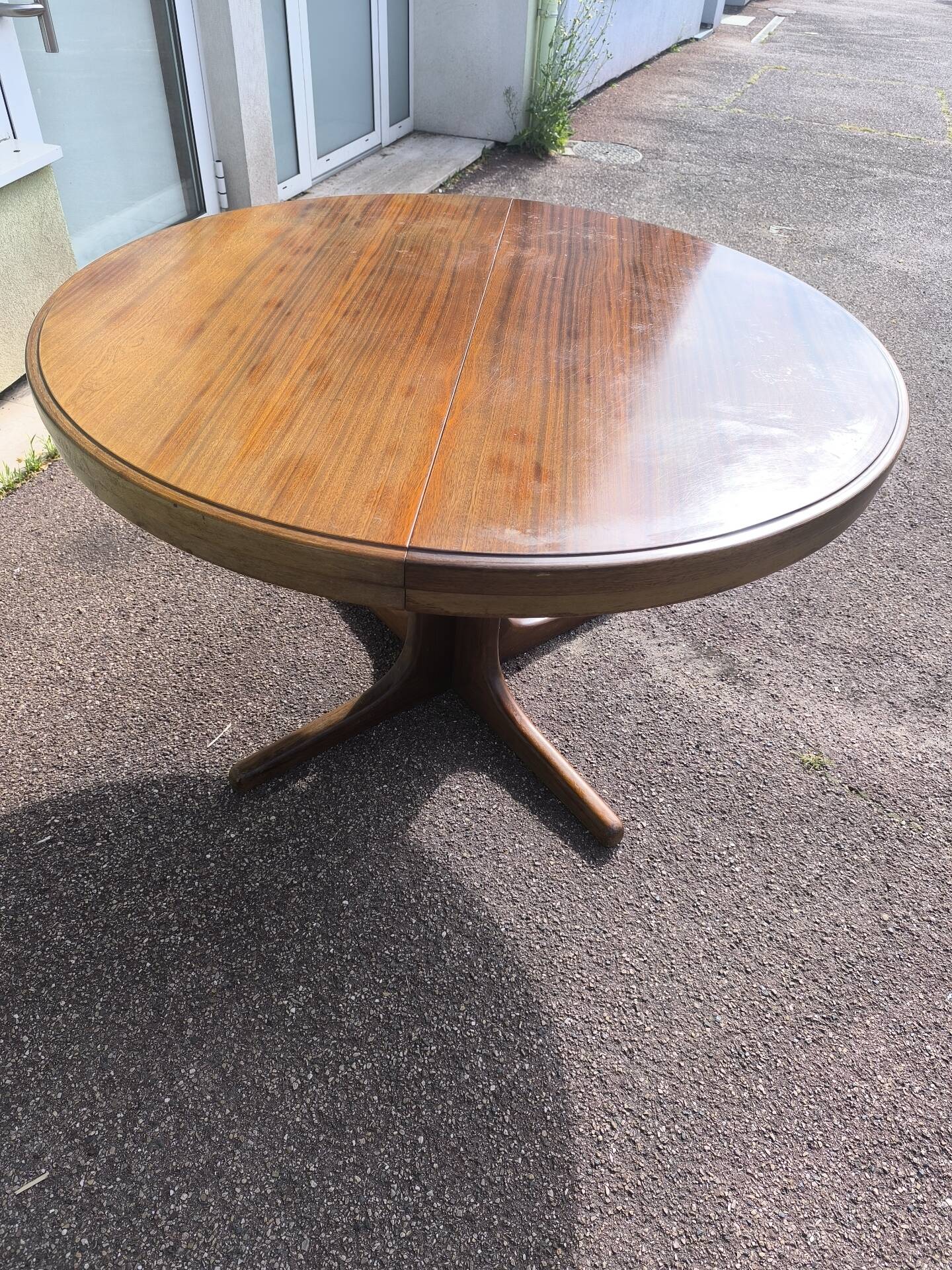 Extendable round table for 4 to 6 people, wood.