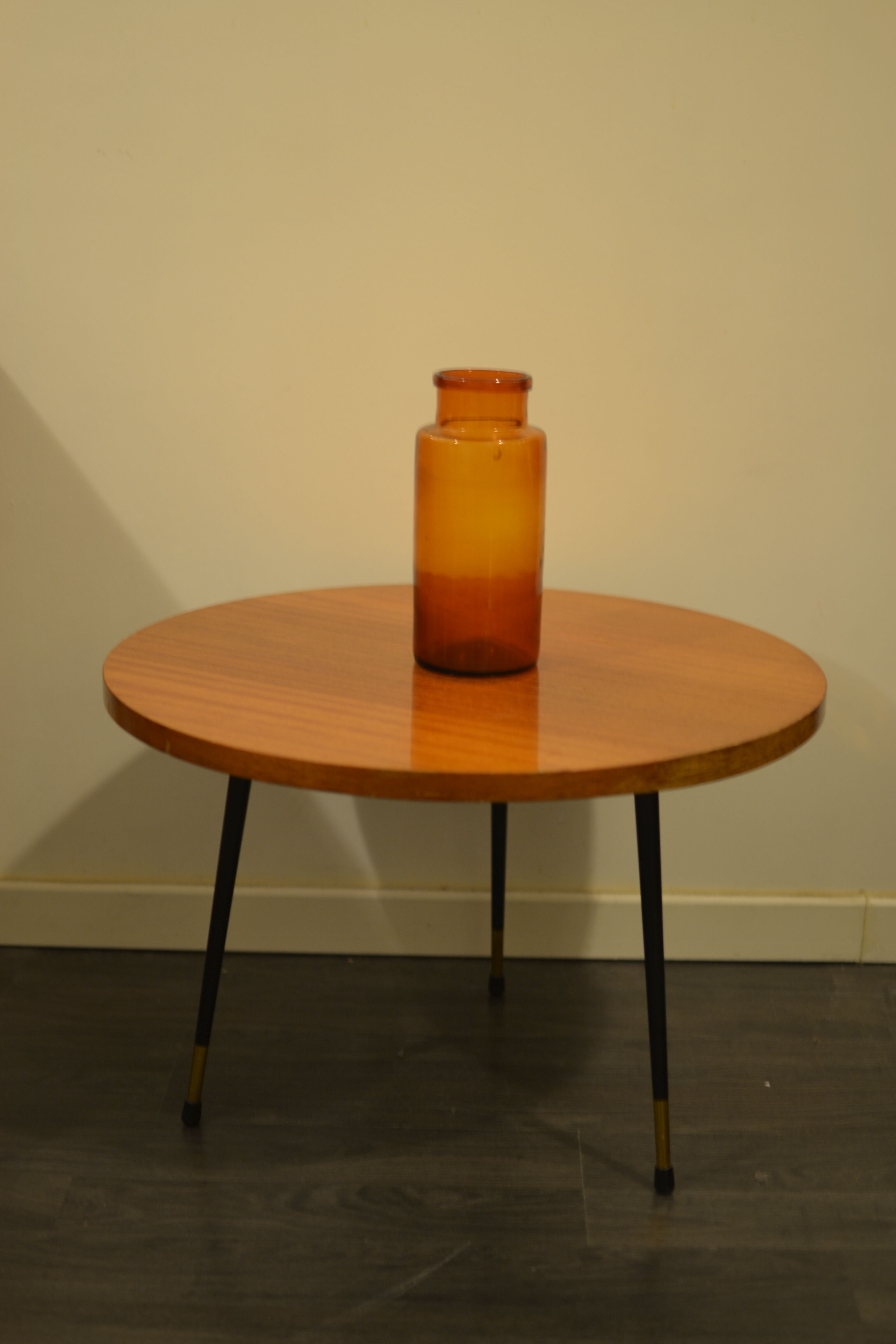 Round coffe table in formica