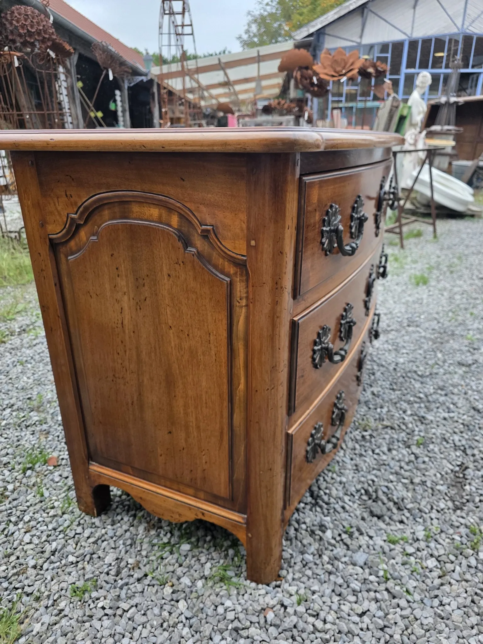 Commode galbée style Louis XV en noyer massif 