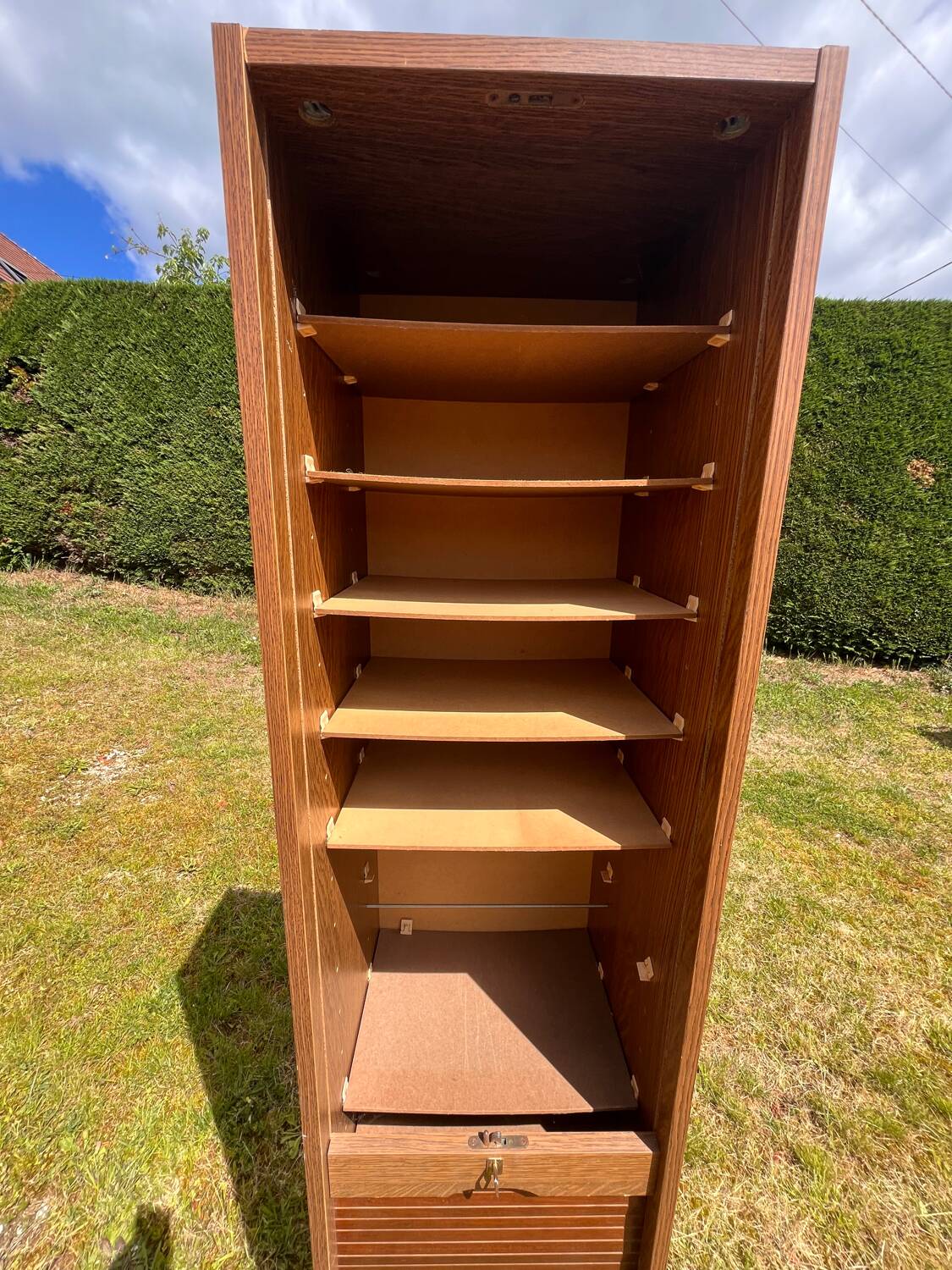 Curtain cabinet
