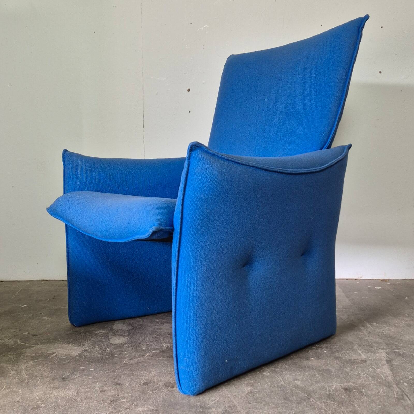 Space age design lounge chair in blue fabric, Netherlands 1960s