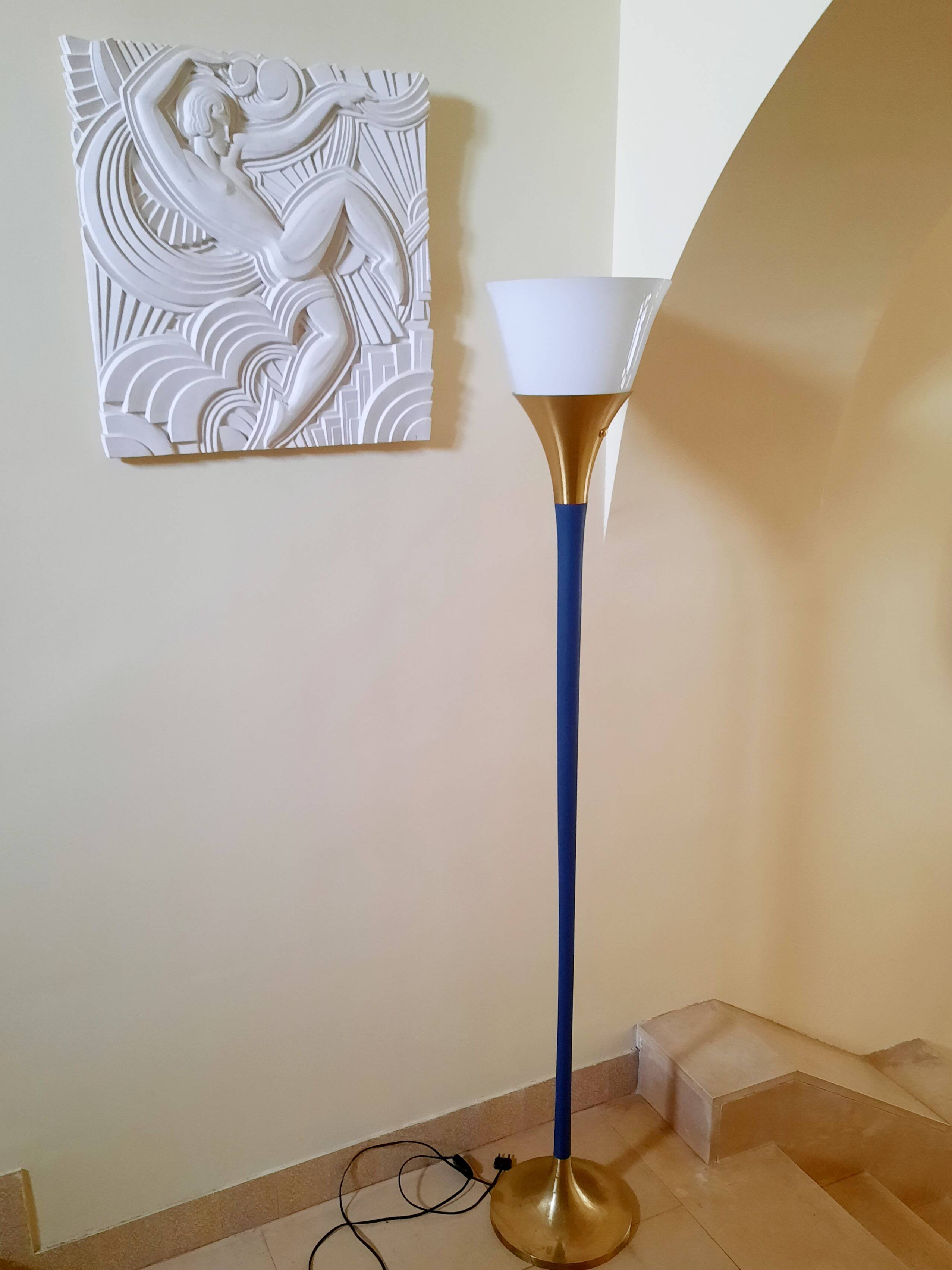 Torchiere floor lamp