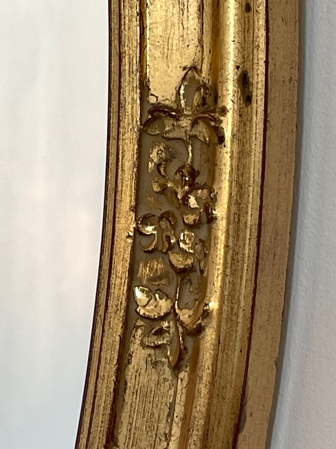 Oval mirror in carved wood