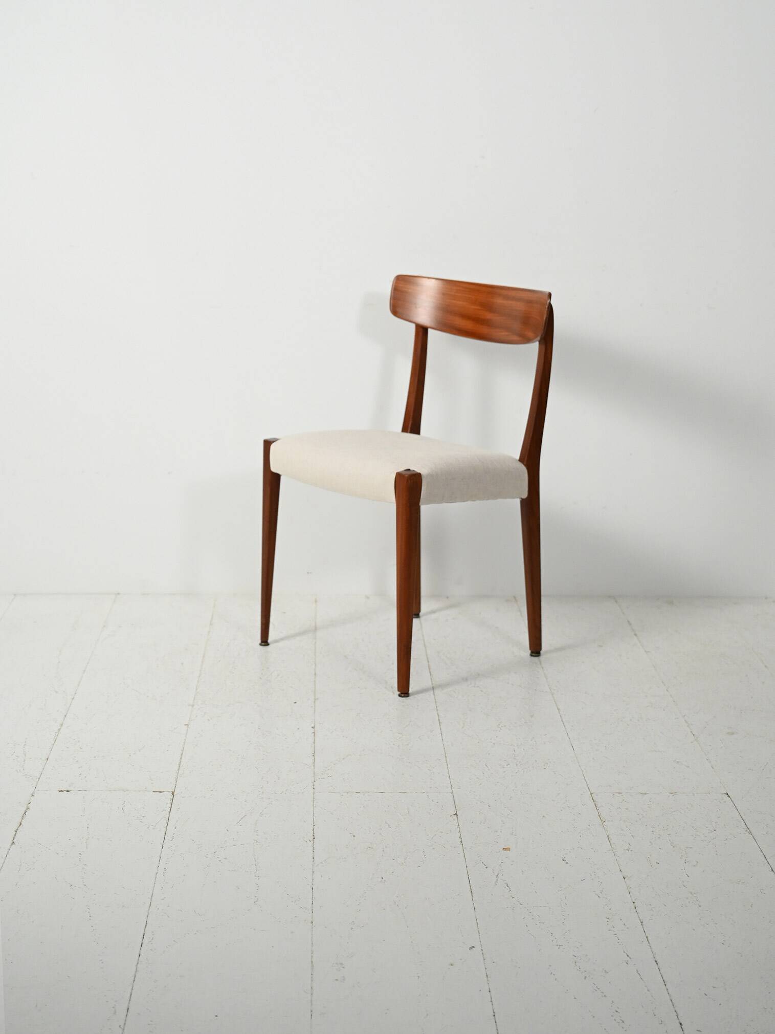 Ensemble de six chaises de salle à manger en teck scandinave, années 1960.