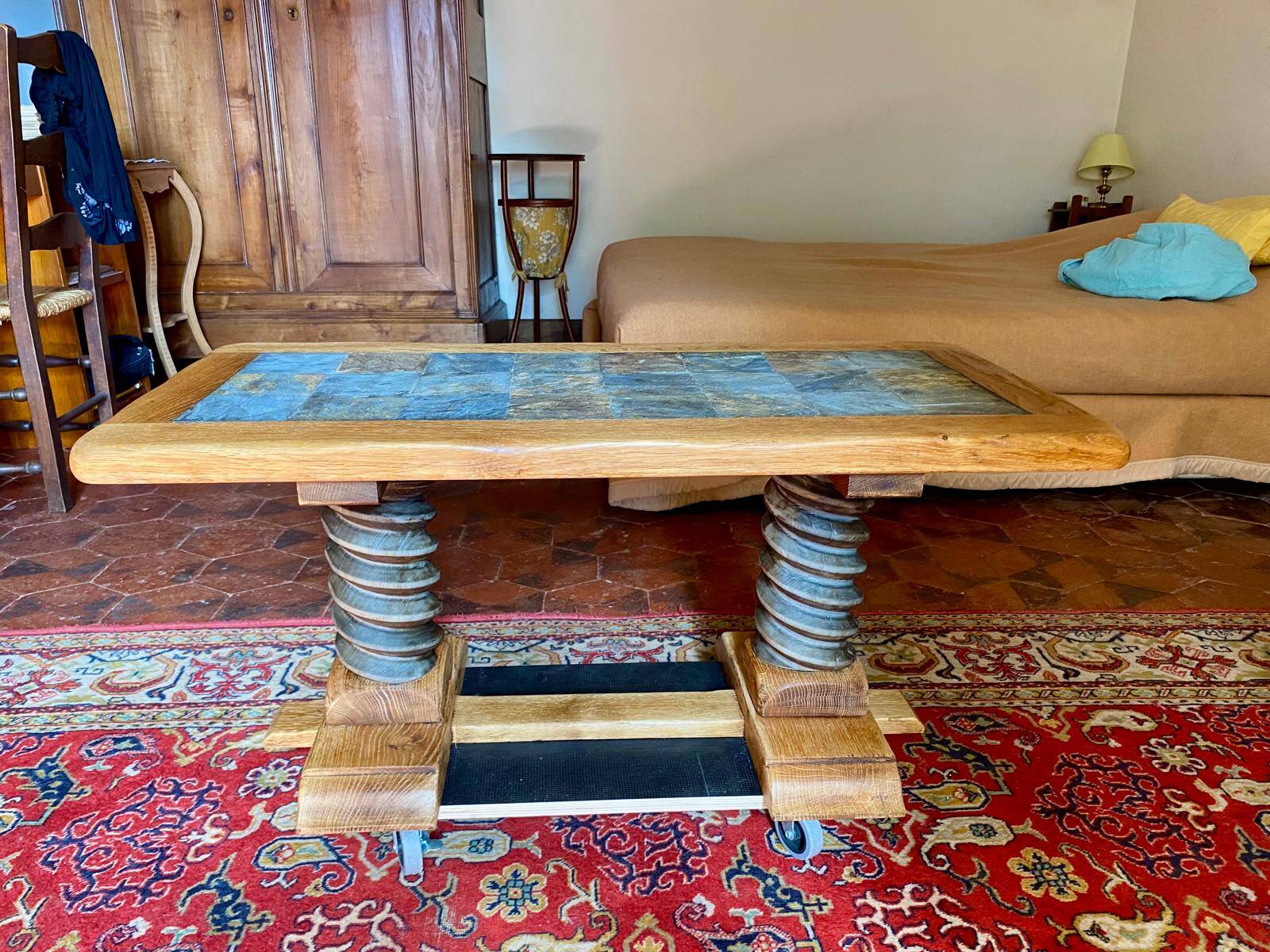 Vintage coffee table in solid oak and slate – Press screw base