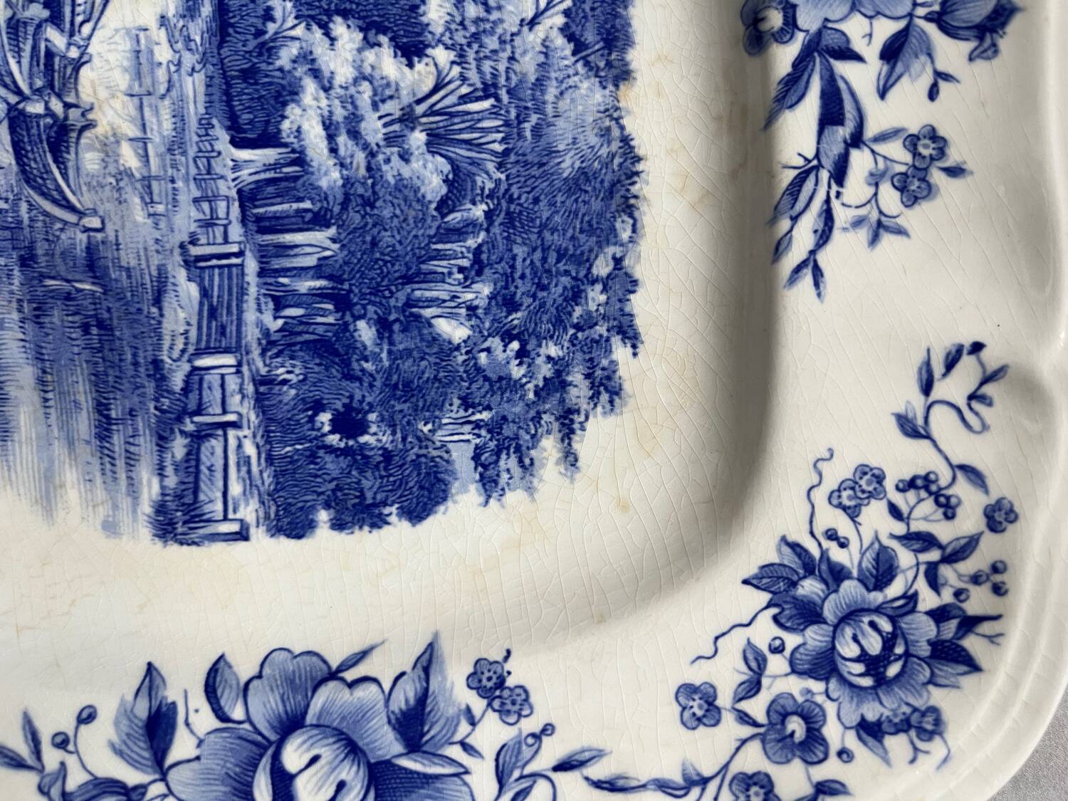 “Romantic” Sarreguemines serving dish
