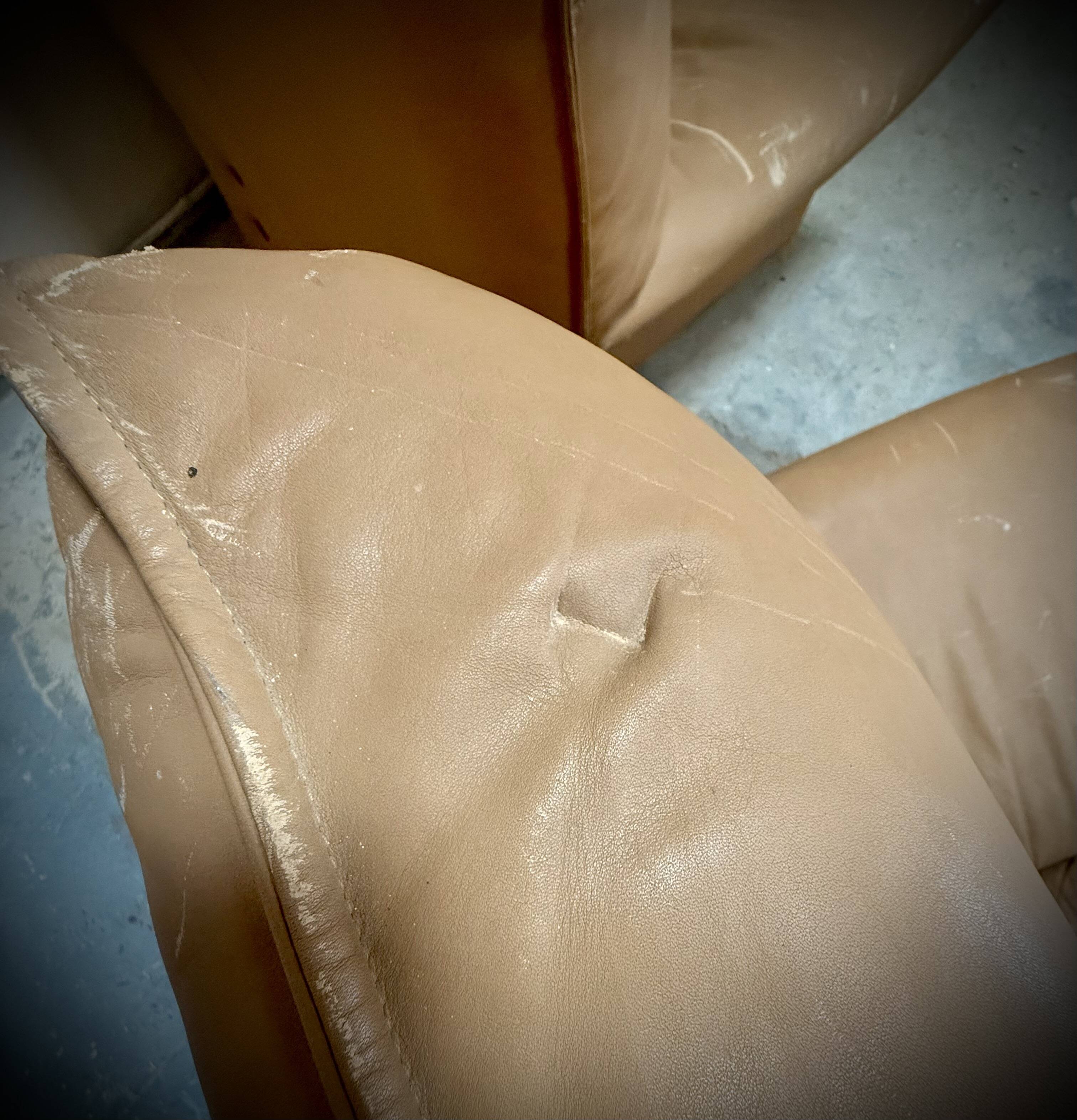 Pair of Gianni Pareschi lounge chairs for Busnelli, vintage leather from the 1970s.