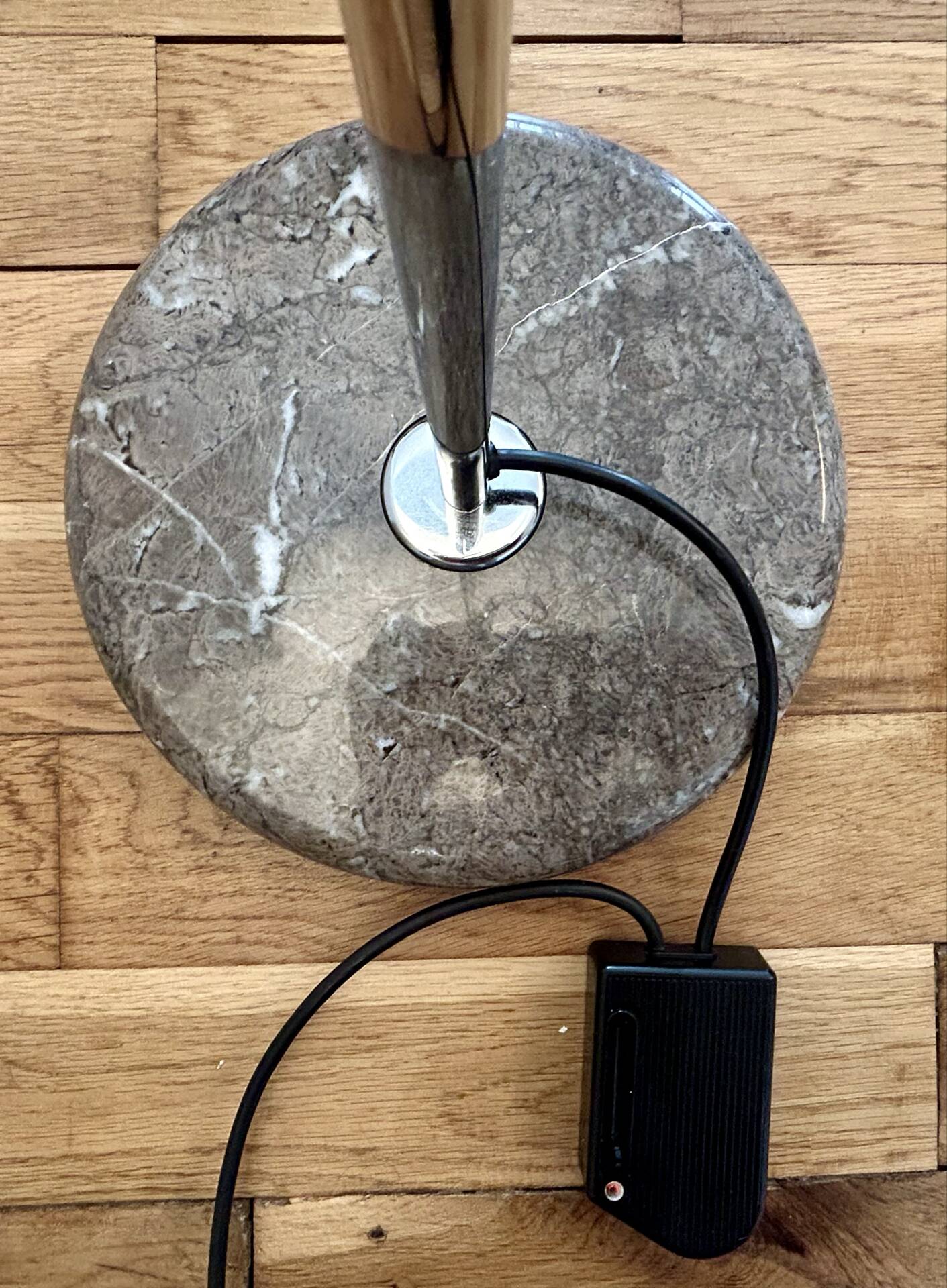 Lampadaire Guzzini "Mattonella", base en marbre Mondrago, 1970