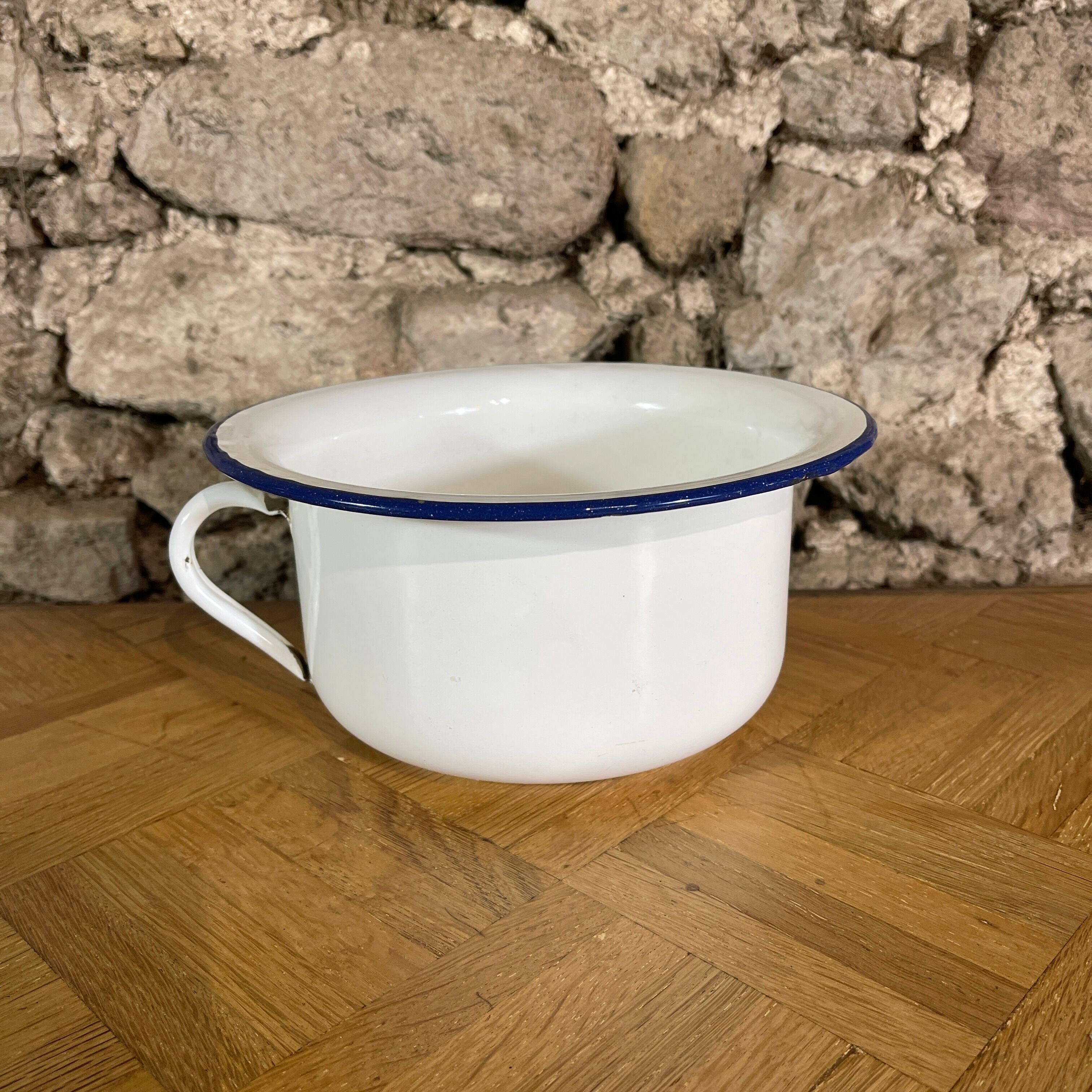 Enamelled pot