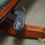 Modern captain's chair in leather, beech frame, adjustable.