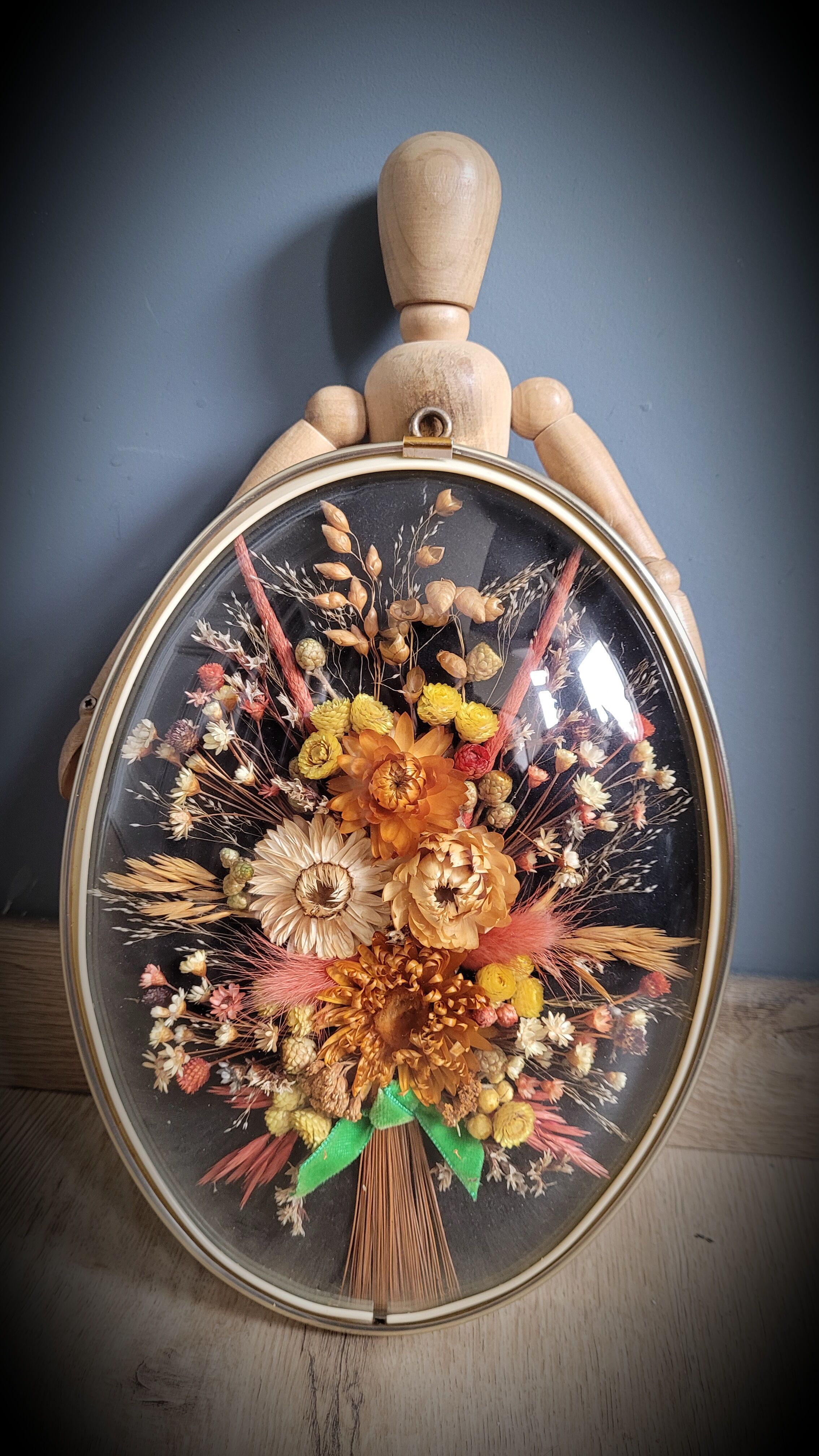 Curved glass flower frame