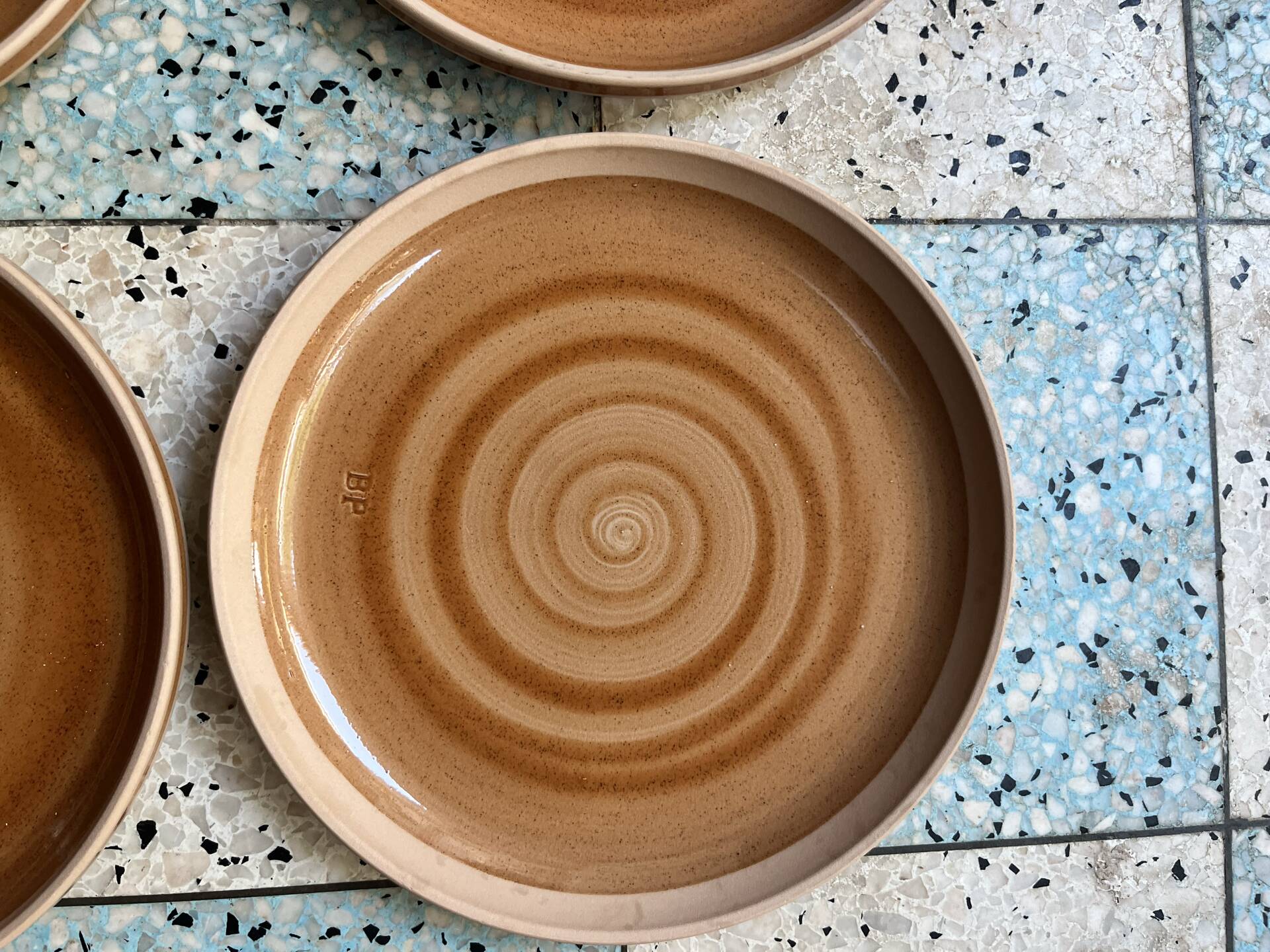 4 flat plates in stoneware