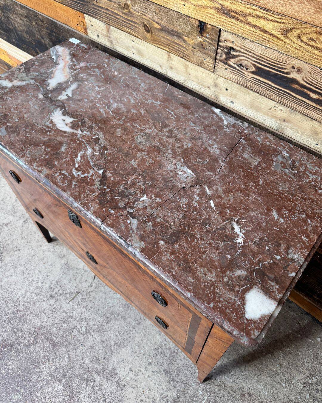 Jumping commode in fruitwood and marble