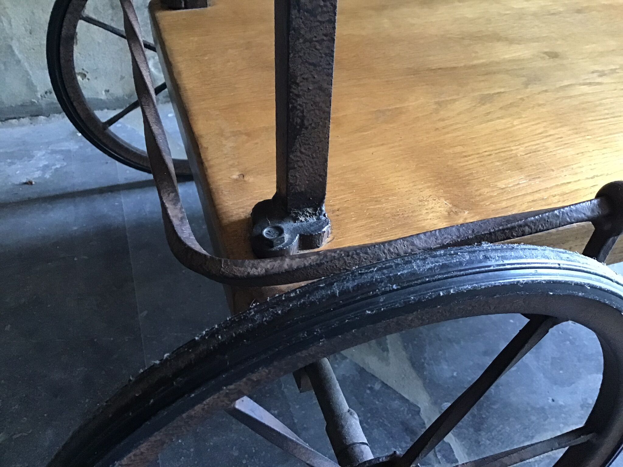 Rolling service in solid oak and wrought iron