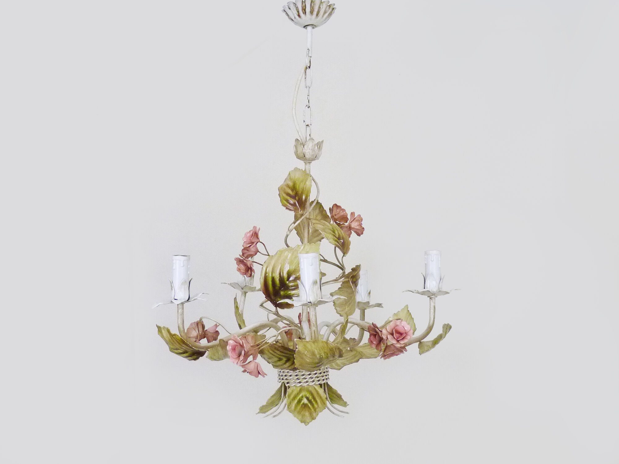 Painted metal chandelier decorated with pink and foliage with 5 lights. Year 80 90