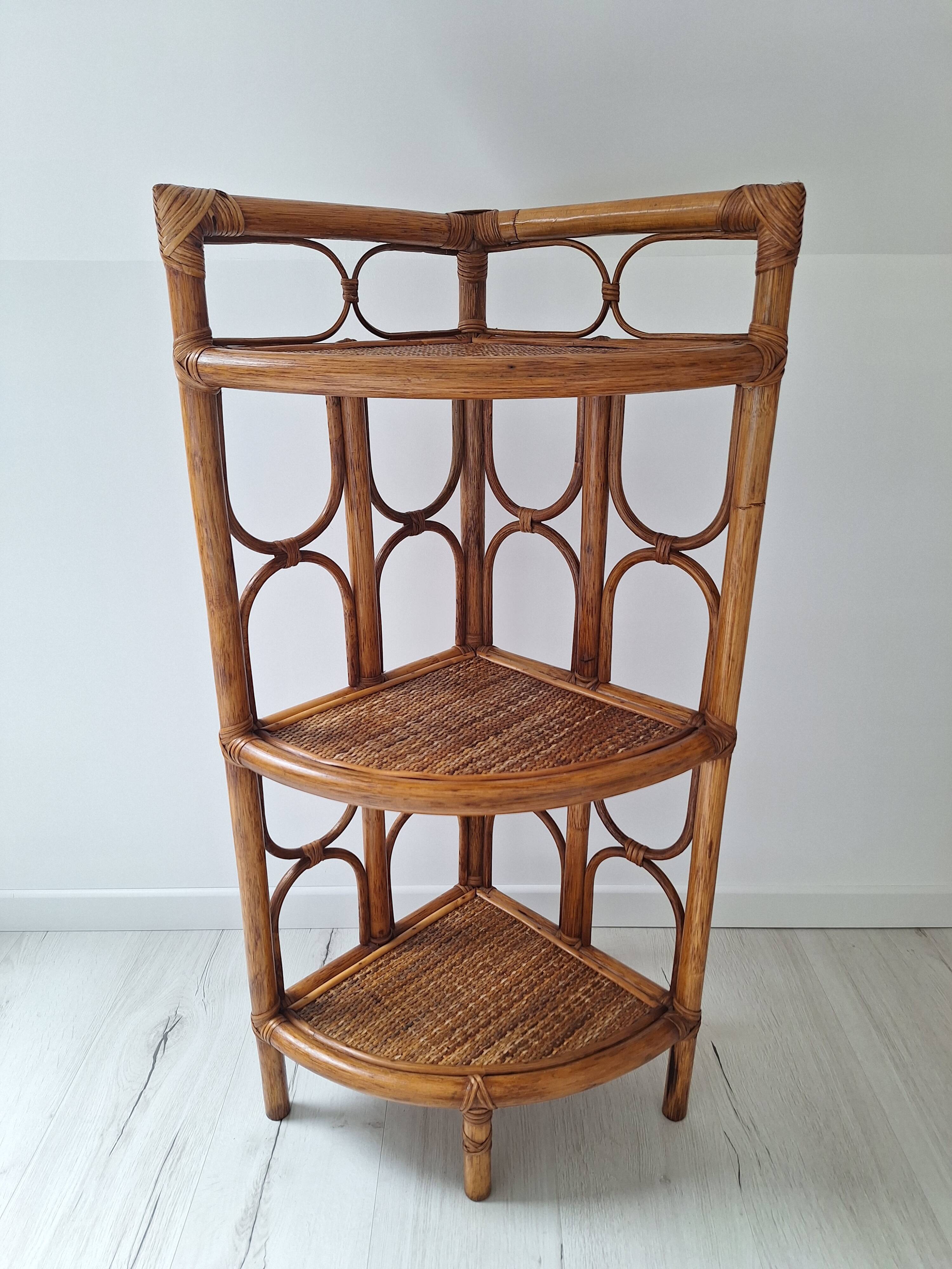 Etagère d'angle en rotin