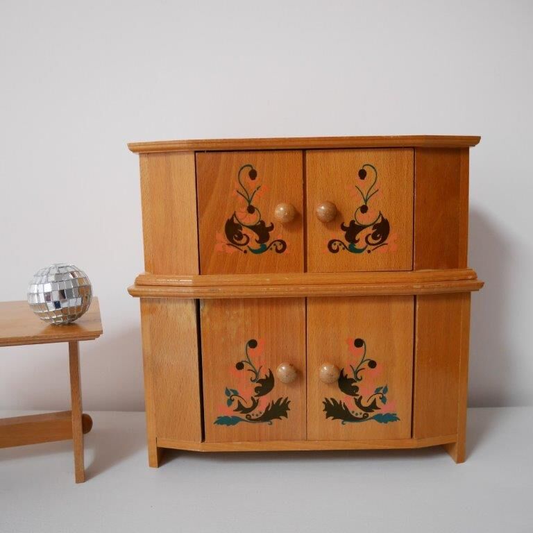 Buffet et table en bois pour poupée