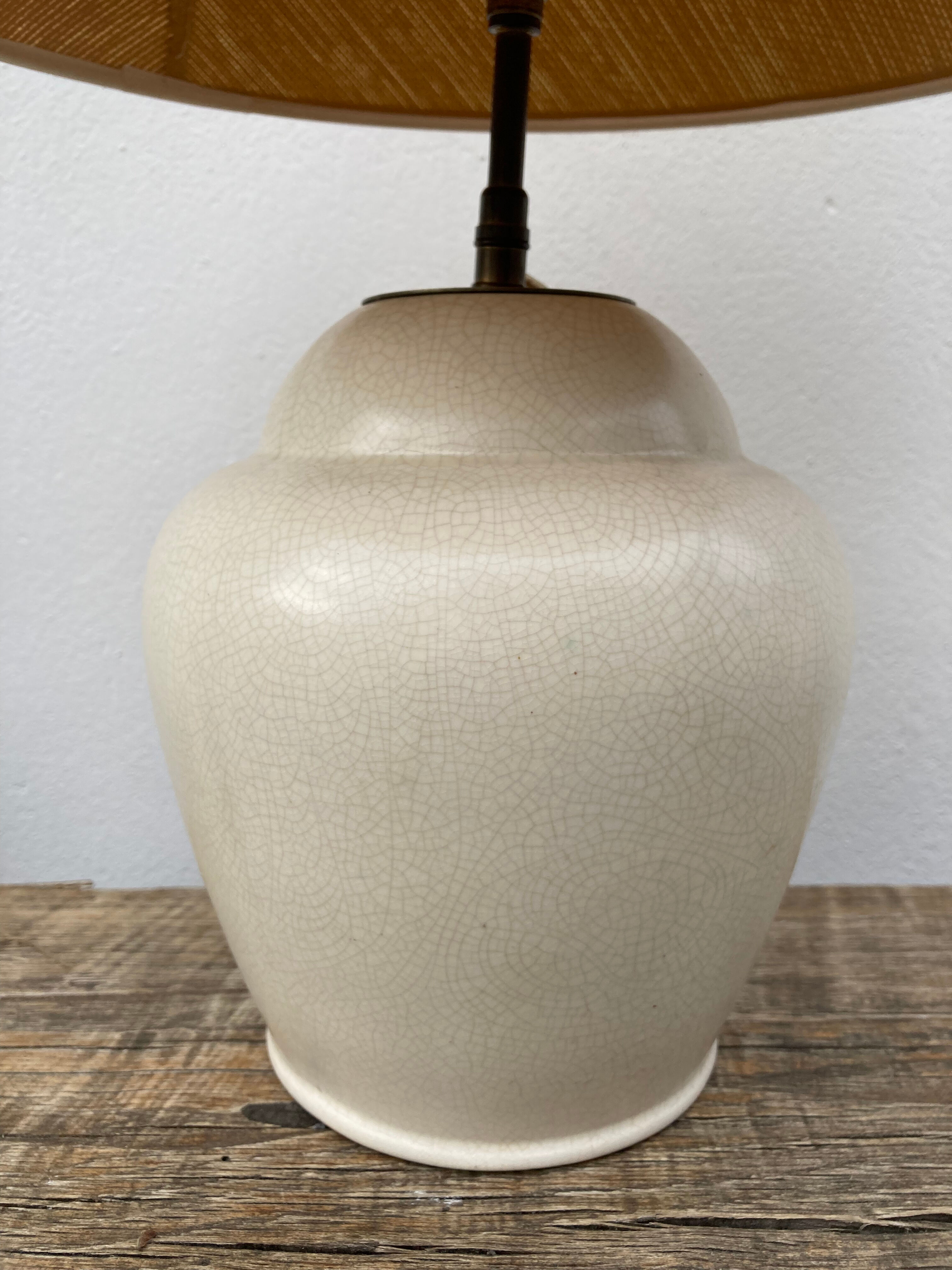 Lampe art déco en céramique à glaçage craquelé blanche et laiton abat jour en raphia ethnique