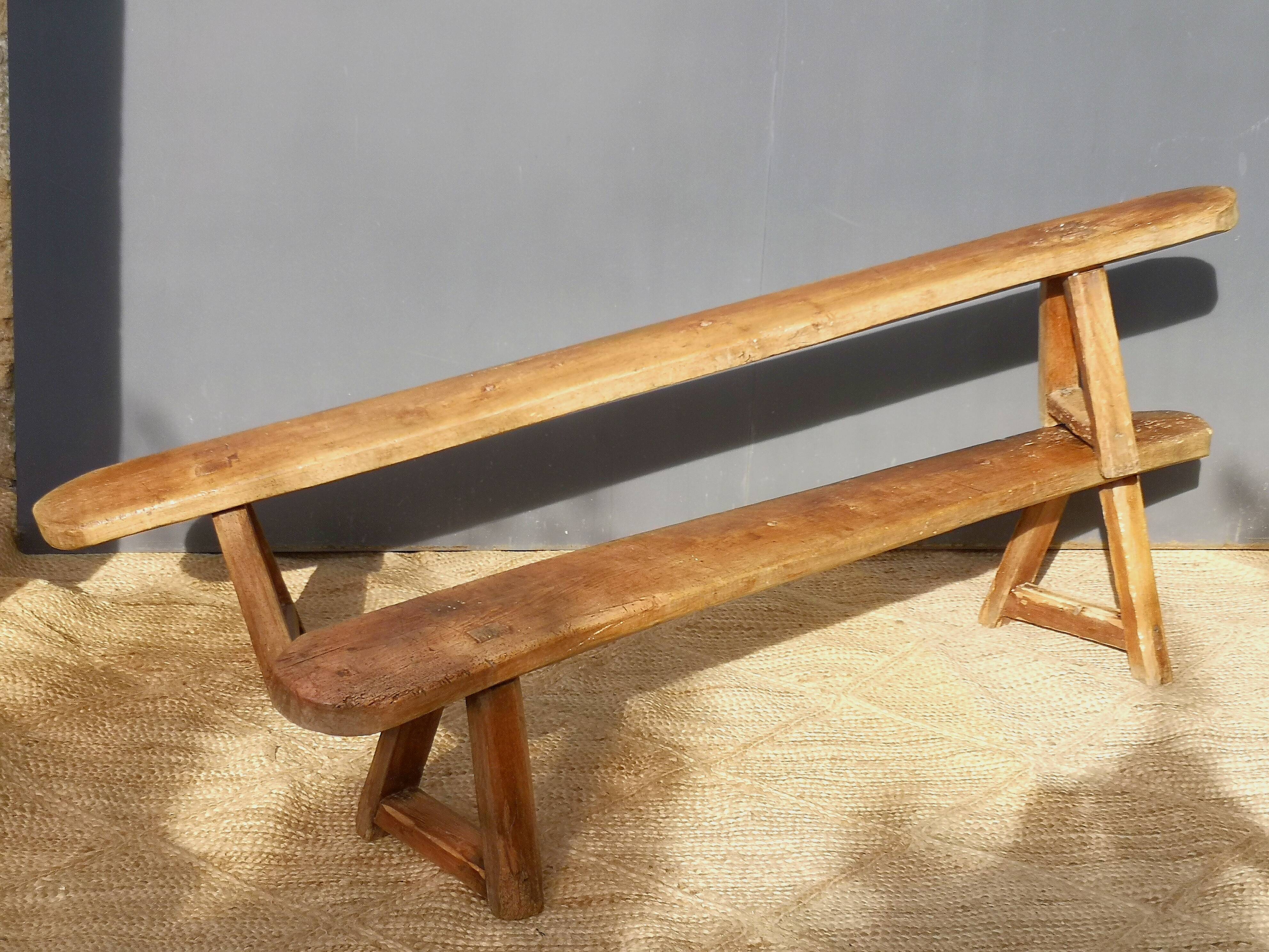 Paire de bancs de campagne en bois brut 18ème siècle