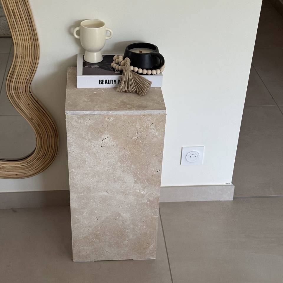 Column side table in travertine