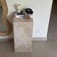 Table d’appoint, colonne en travertin