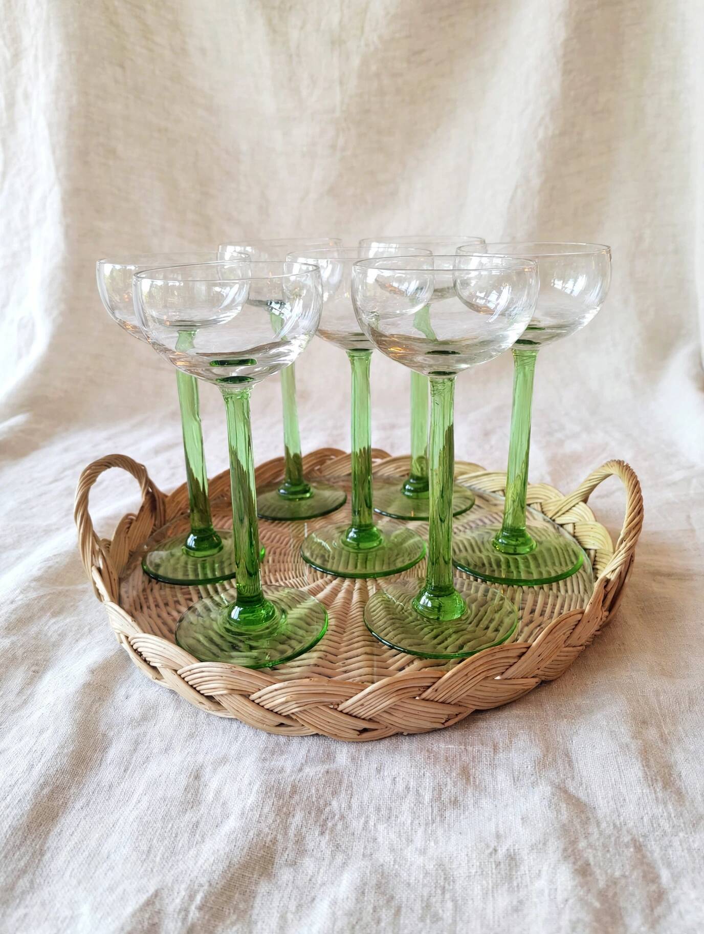 Lot of 7 champagne glasses from the 1970s and a vintage wicker and glass tray.