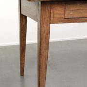 Table de ferme française du 19ème siècle pour 4 à 6 personnes.