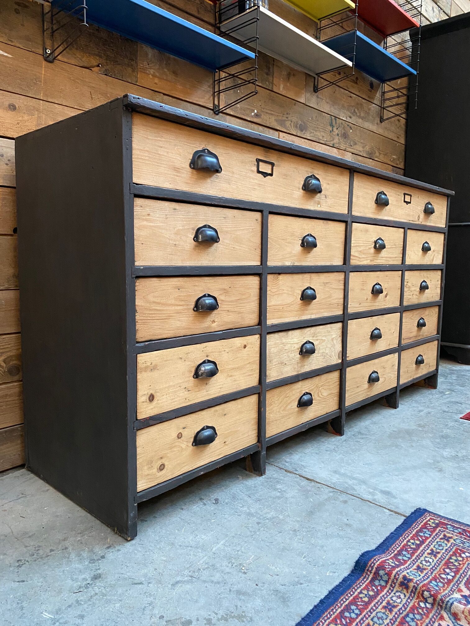 Trade cabinet with drawers