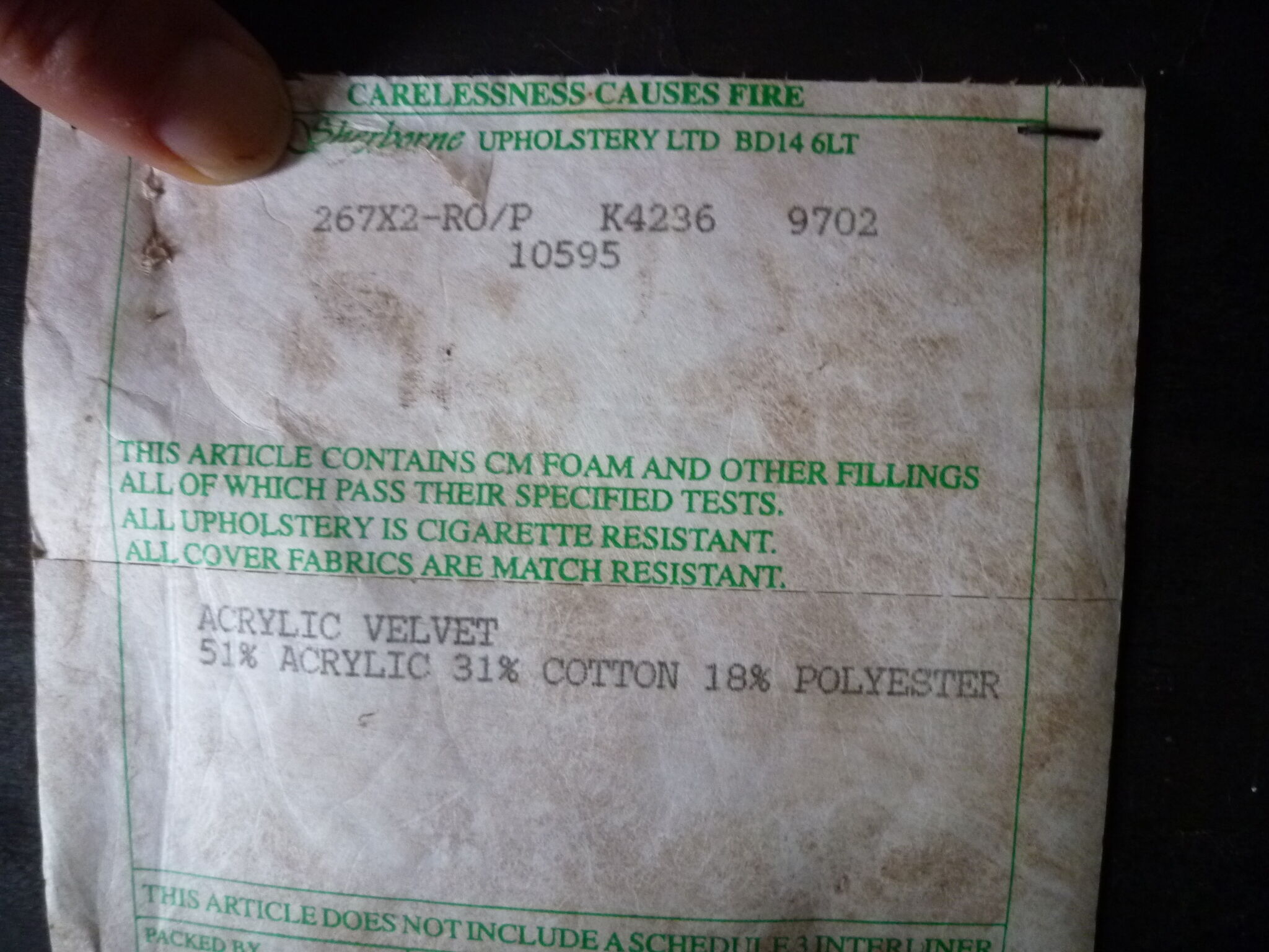 Rests English feet in velvet