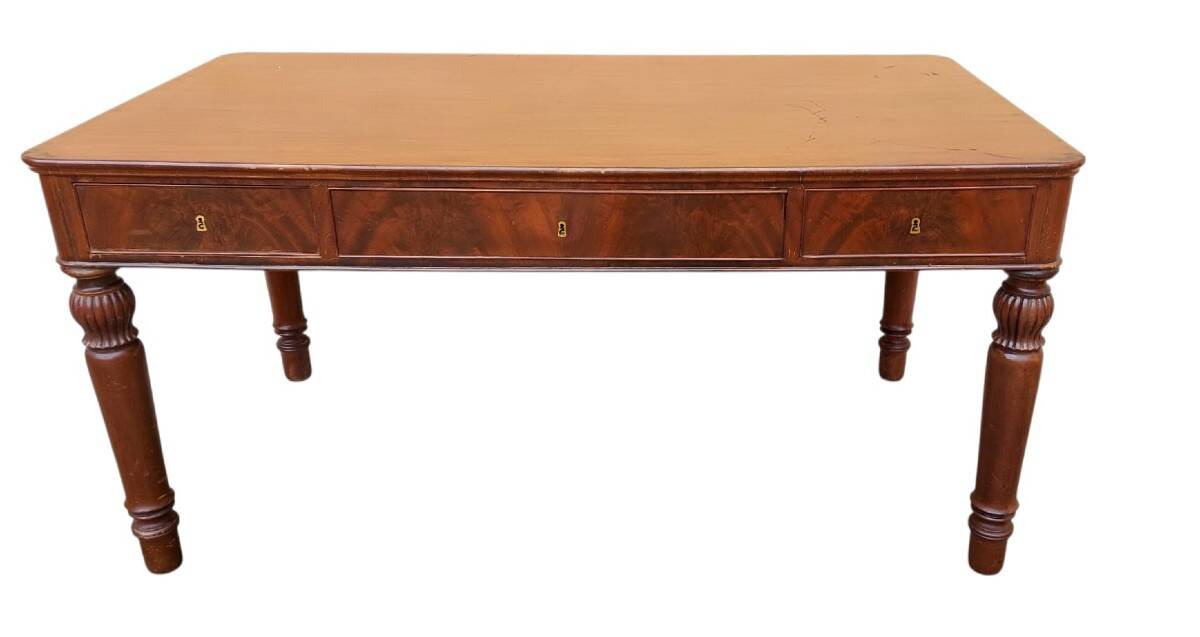 Antique writing table in mahogany, Louis Philippe style, Austria, 19th century.