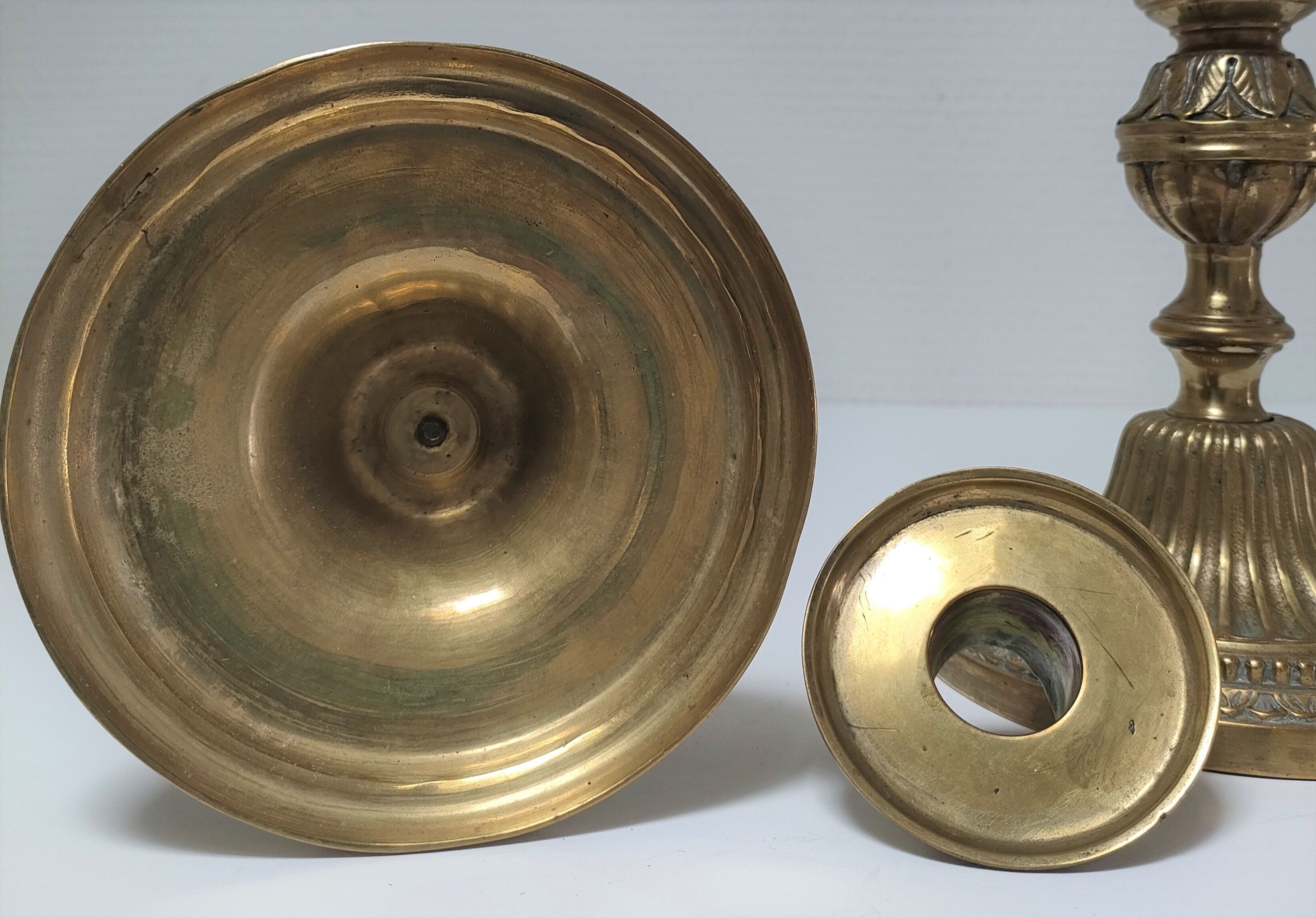 Paire de bougeoirs flambeaux bronze doré patiné style louis xvi époque 19ème