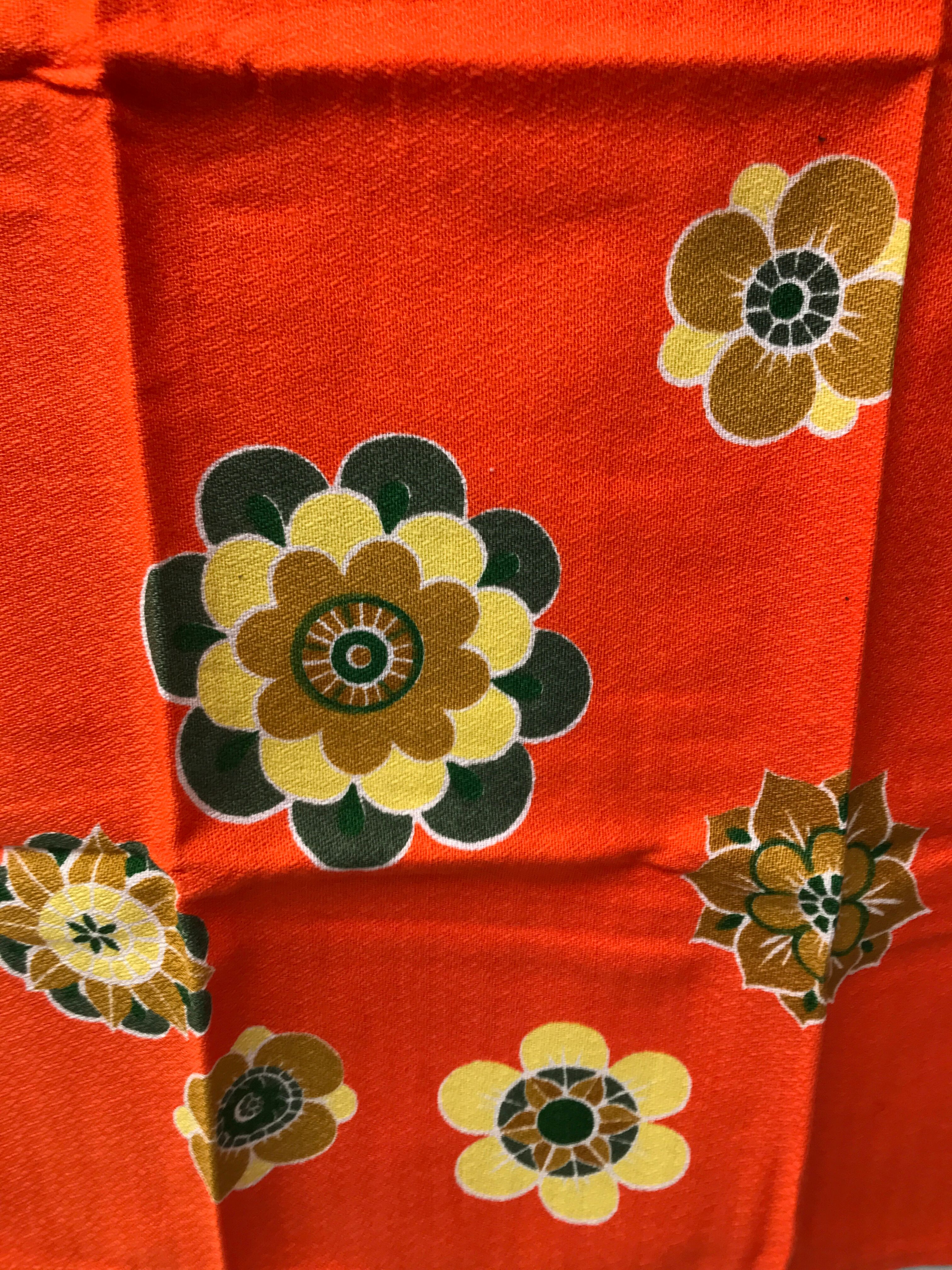 Round tablecloth and 7 towels seventies 70s
