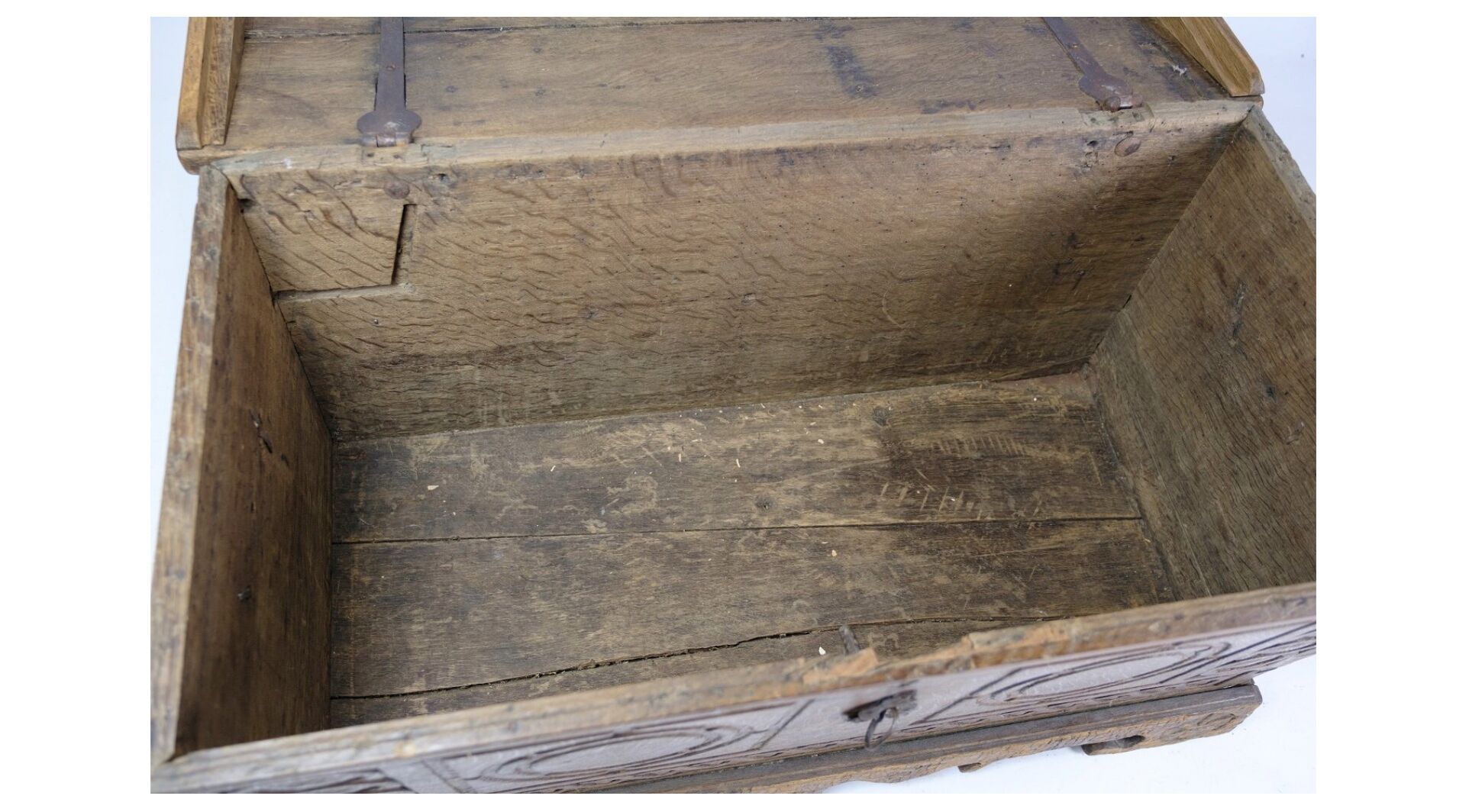 Oak coffin with carvings from around the year 1760s