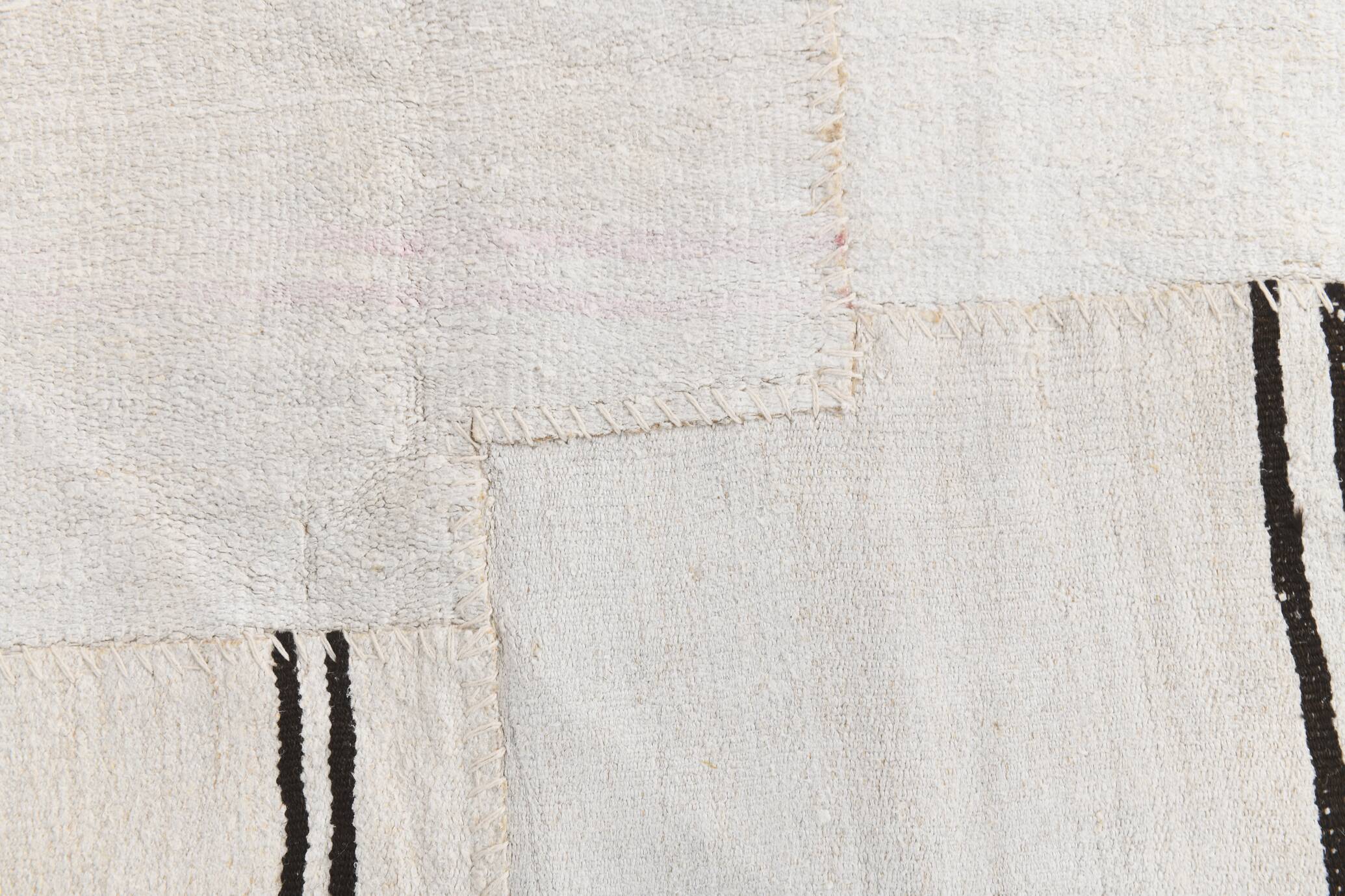 Tapis Kilim contemporain vintage Off White et noir 7x10, 218x307 cm