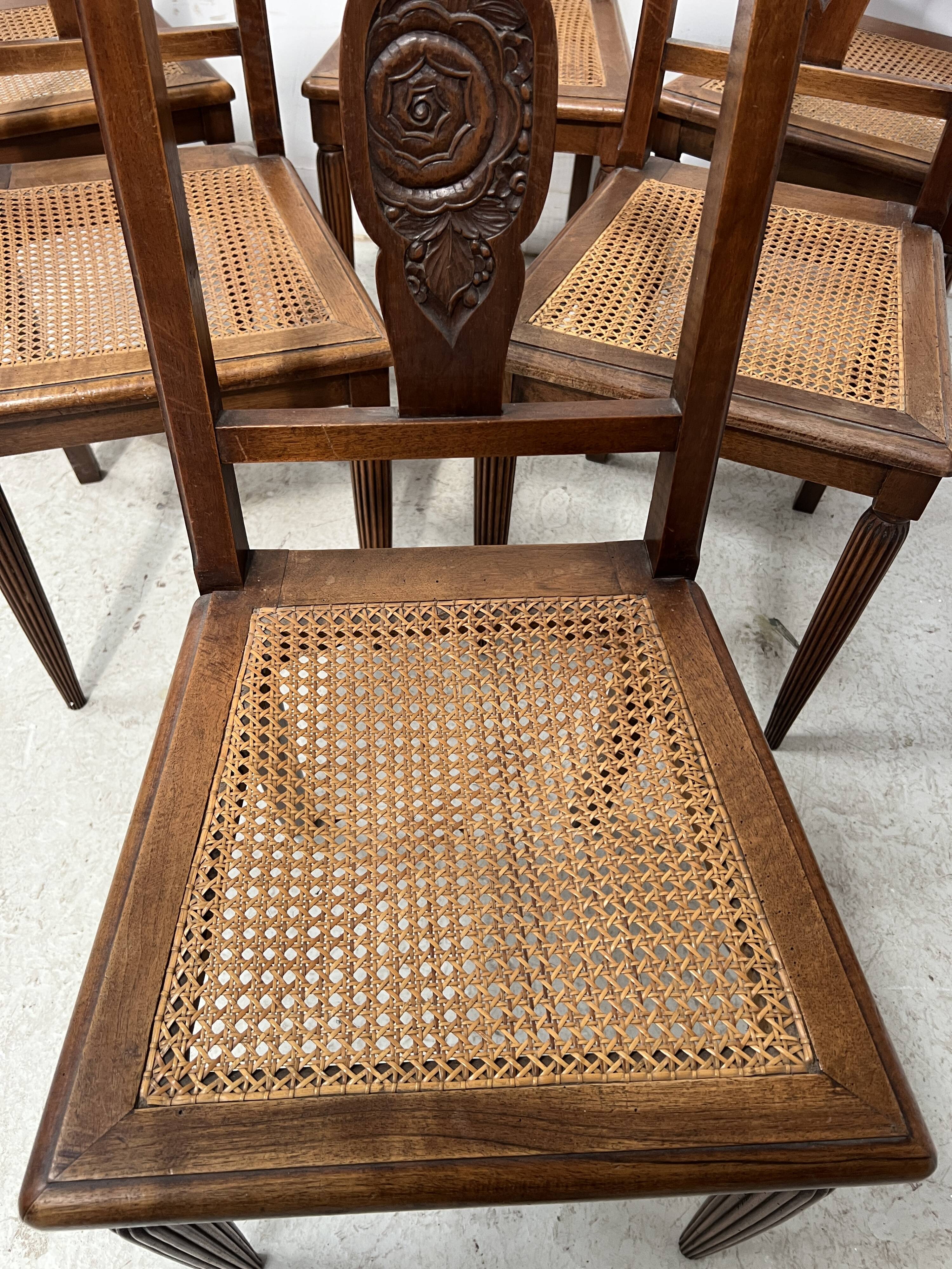 Art Deco table and six chairs in solid walnut, 20th century.
