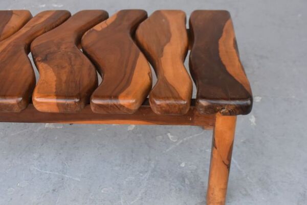 Table basse brutaliste forme libre en olivier