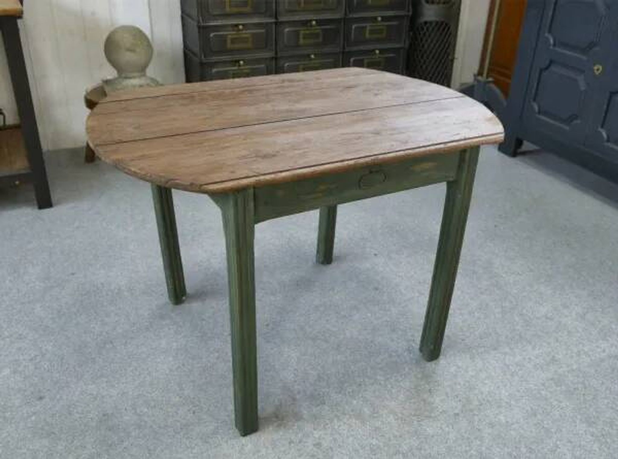 Table en pin piètement patiné vert 1960’s