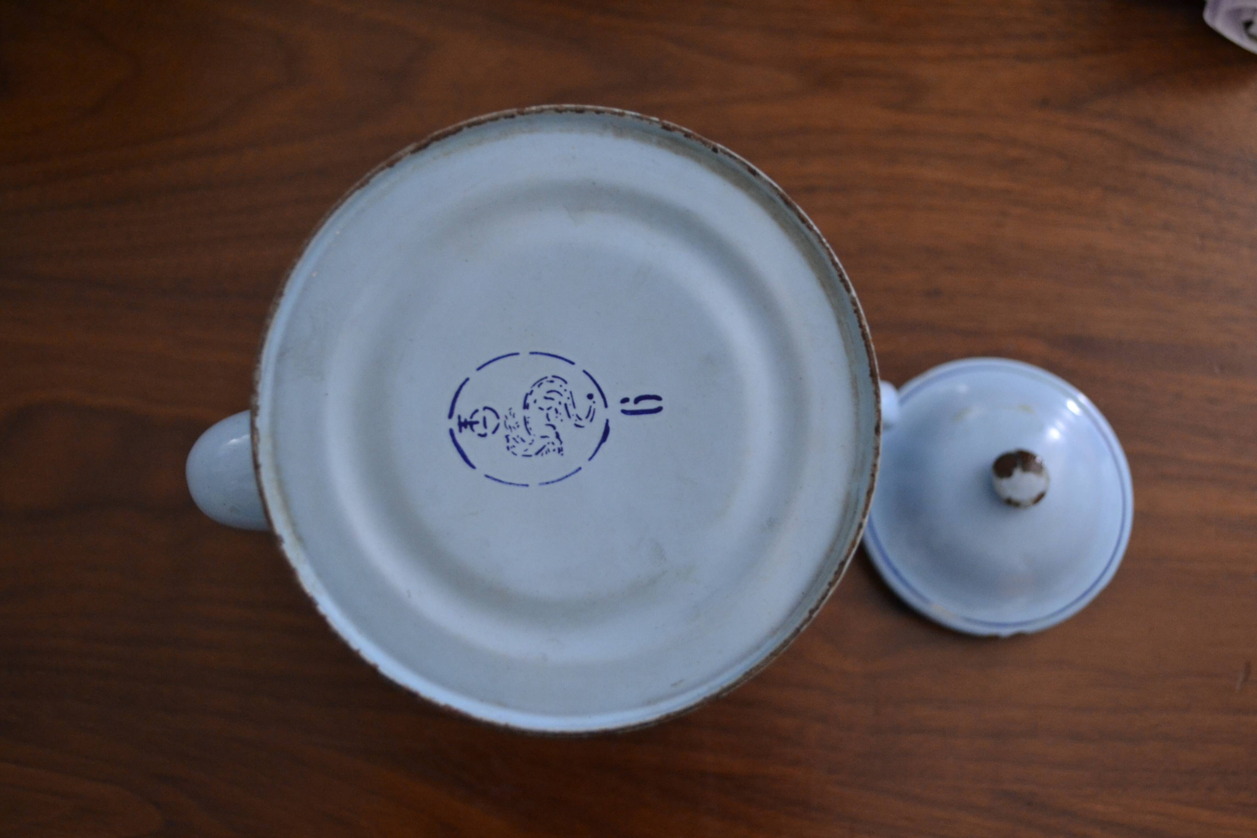 Cafetière bleue en tôle émaillée