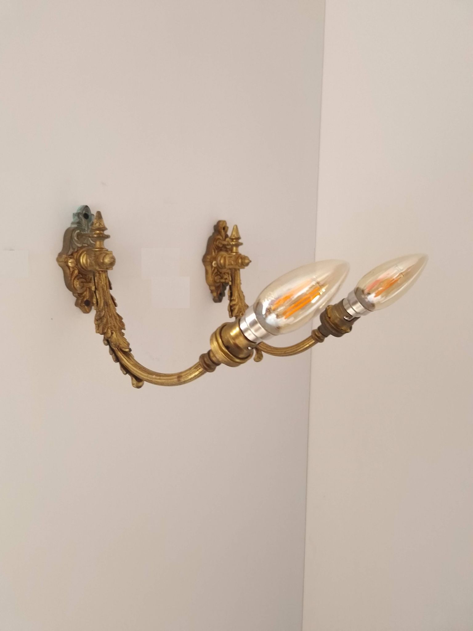 Antique wall lights in gilded brass – Louis XV style, charm and elegance