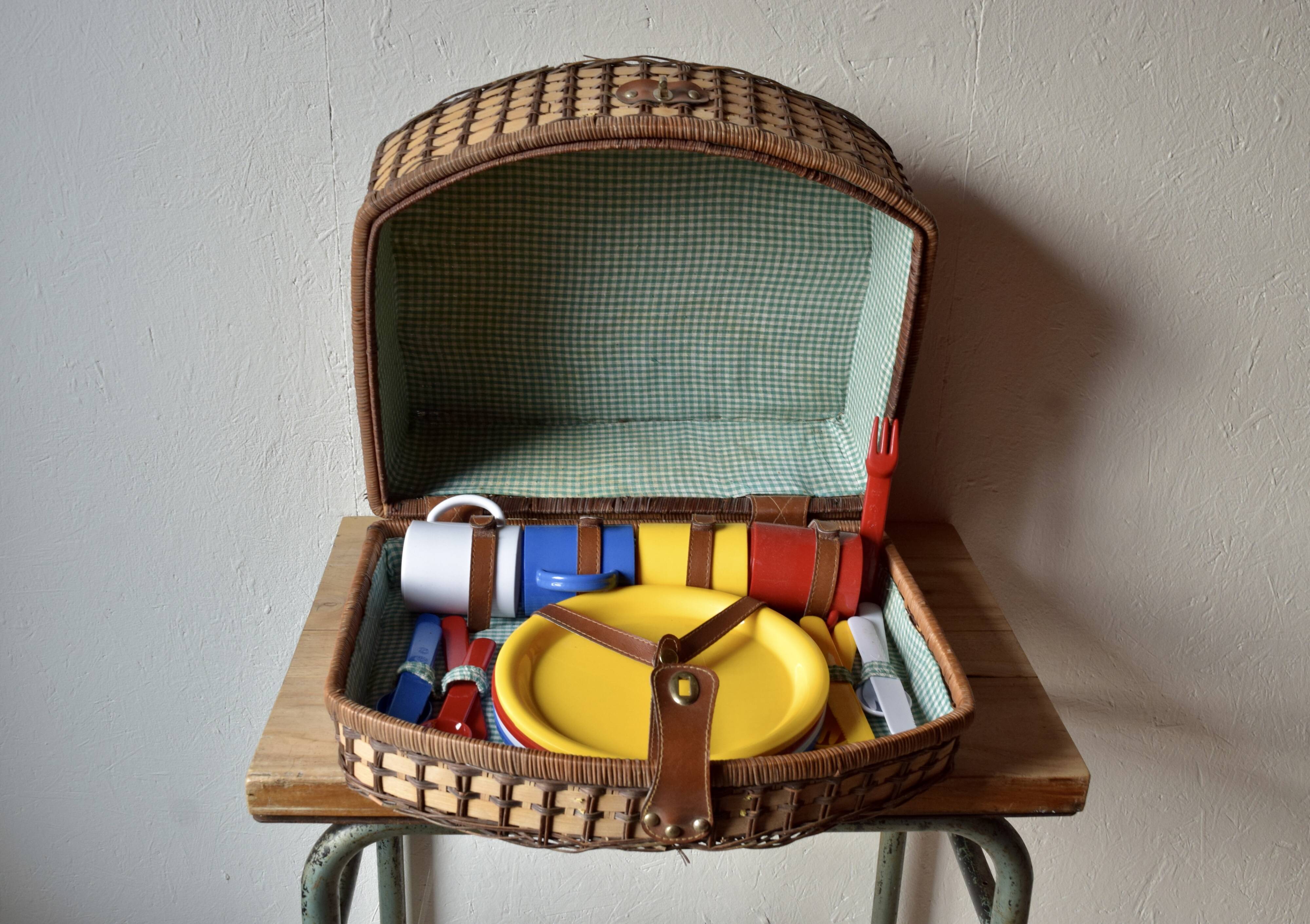 Vintage picnic basket - complete for 4 people