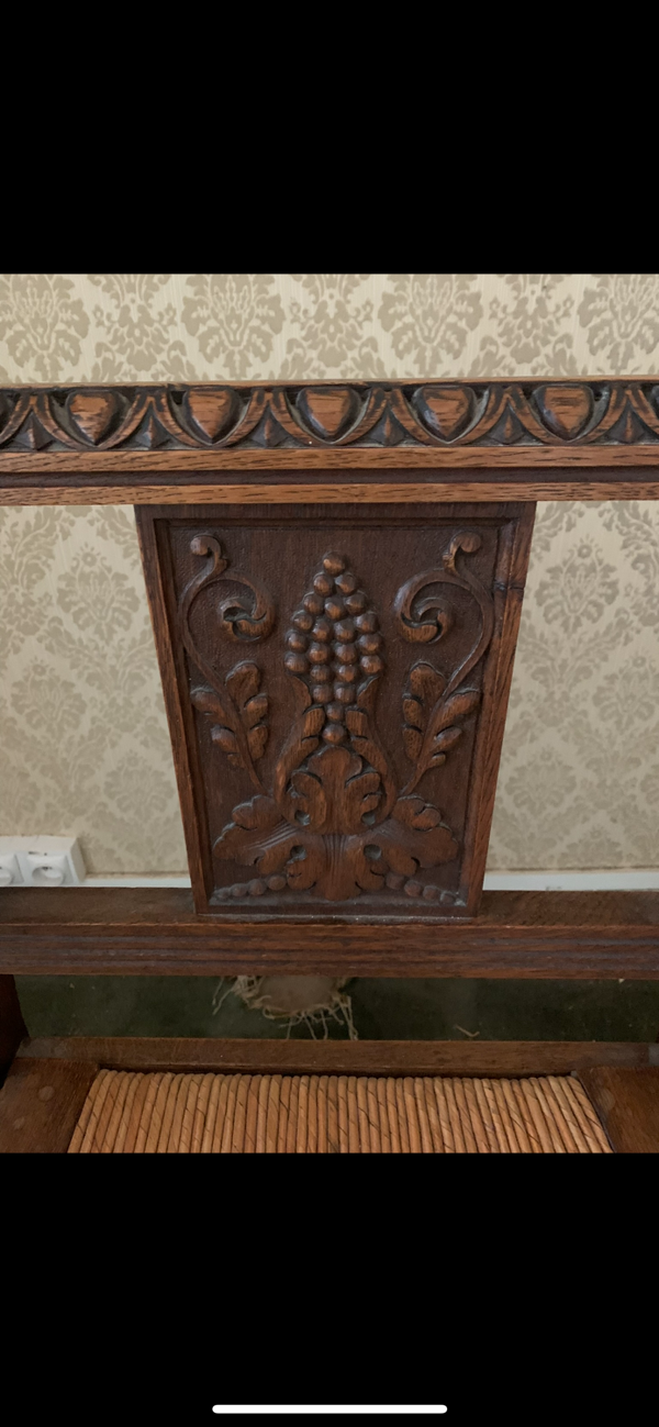 Fauteuil ancien en bois sculpté et assise en paille