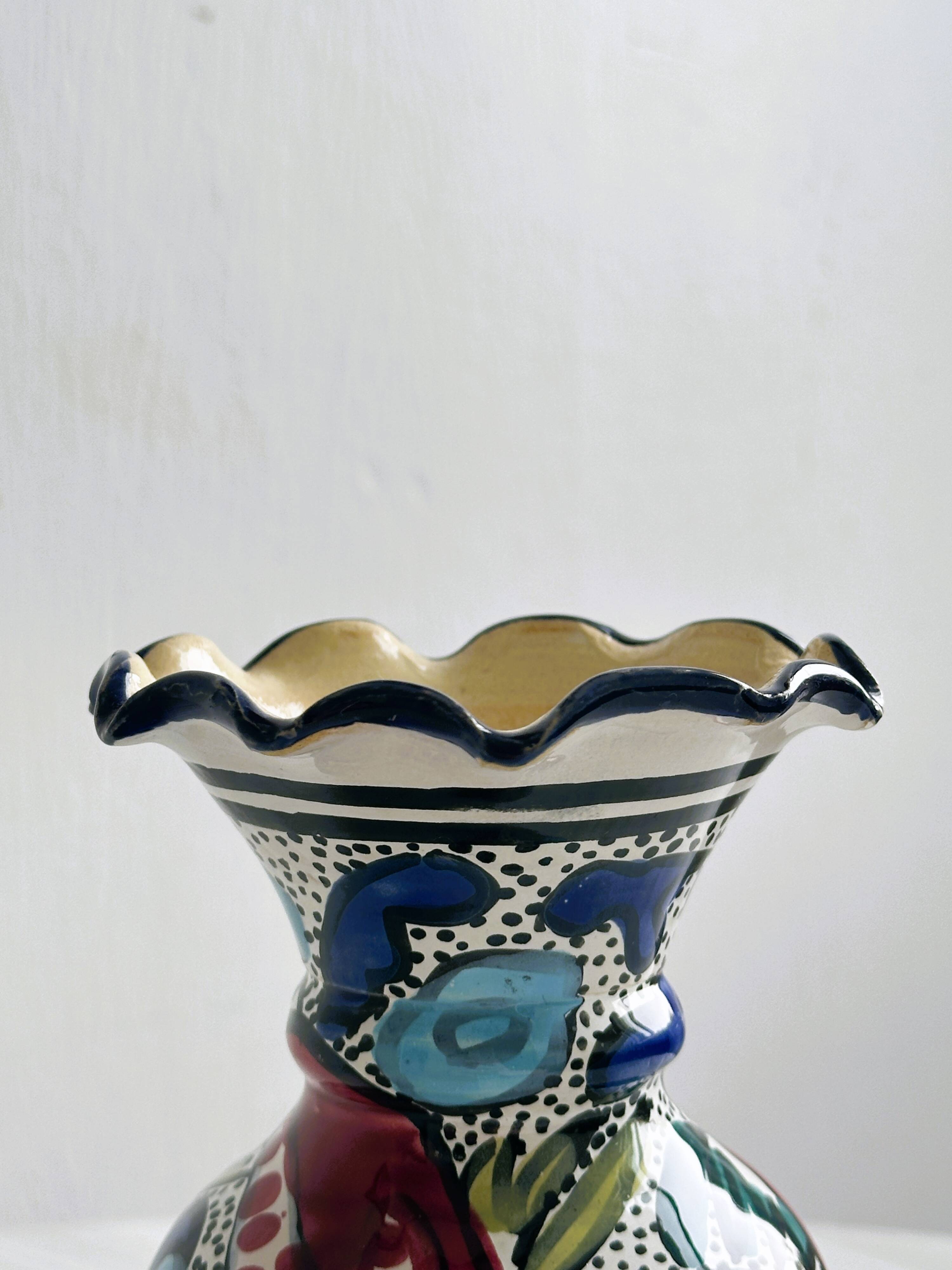 Petit vase peint à la main style Maghrébin.