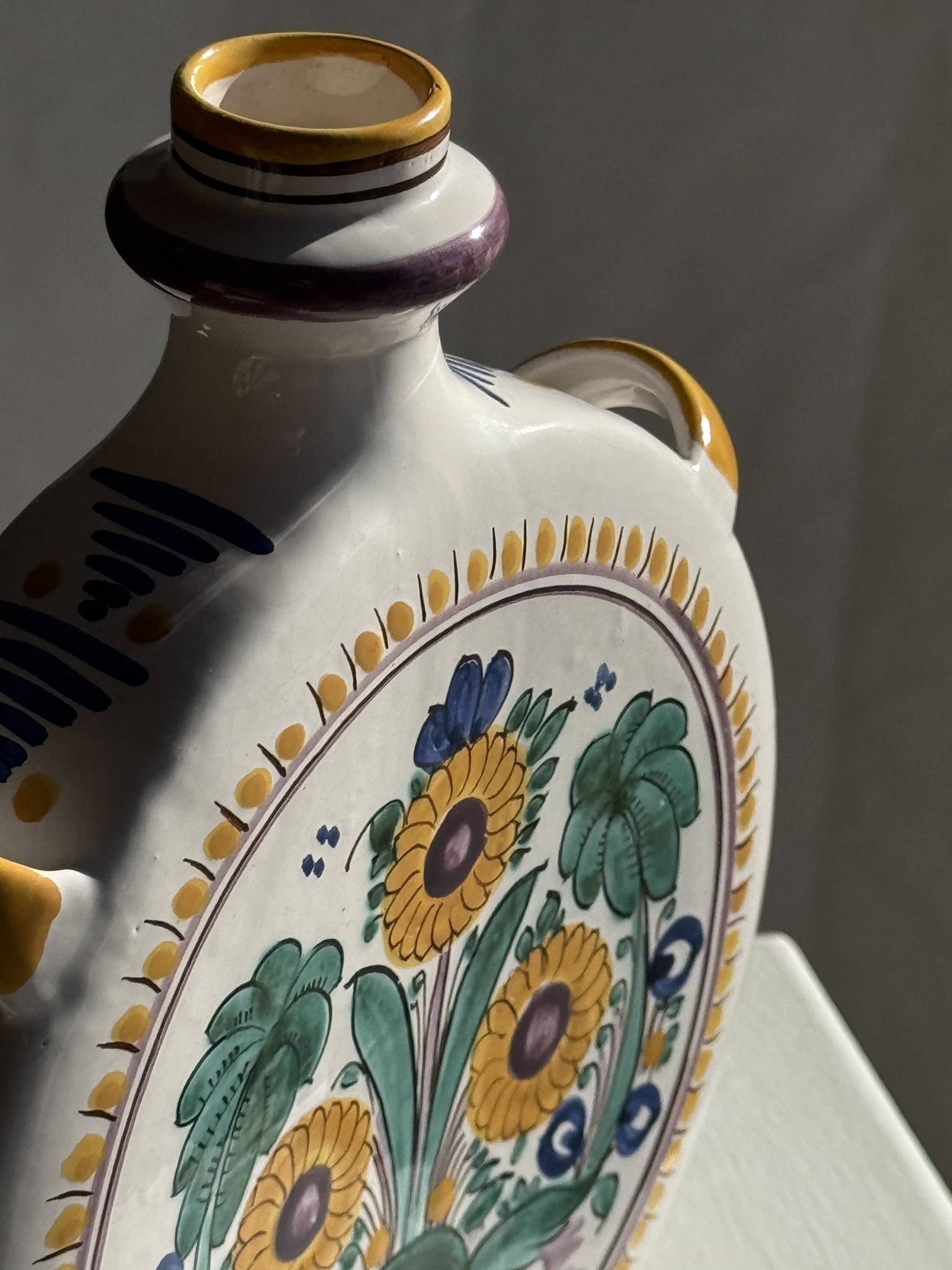 Vintage flat plate in white Modra earthenware, hand-painted.
