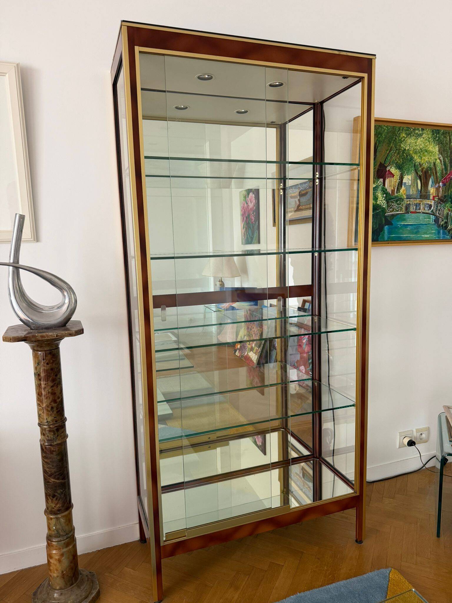 Vitrine de présentation en verre, laiton et bois de style Hollywood Regency