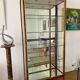 Vitrine de présentation en verre, laiton et bois de style Hollywood Regency