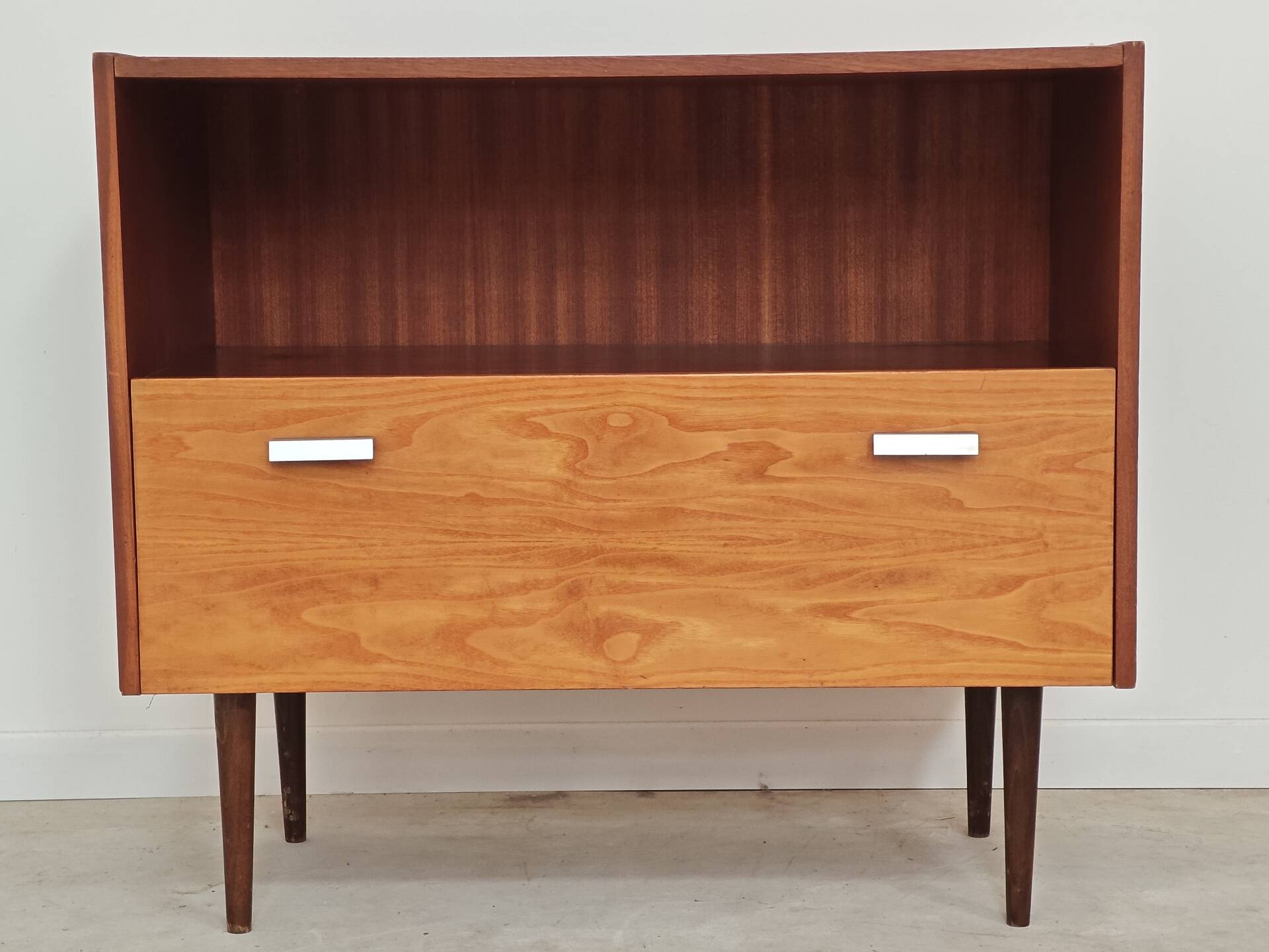 Petit meuble d'appoint buffet en bois 1970