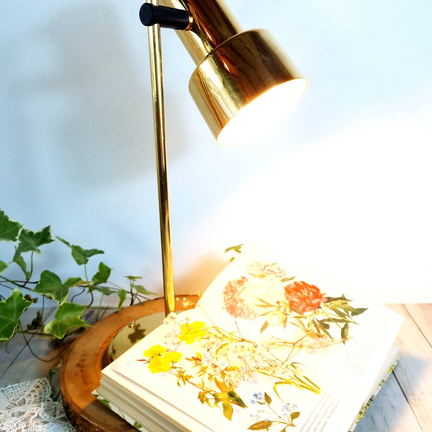 Adjustable lamp in gilded metal wooden base