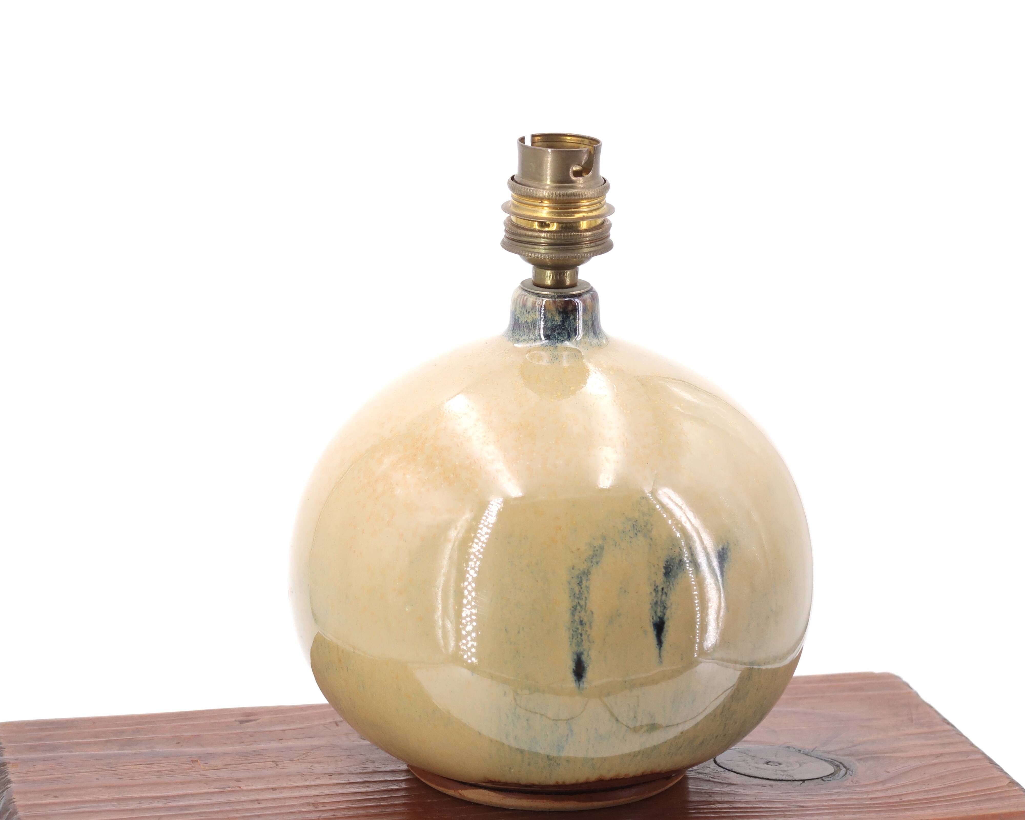 Lampe en céramique beige, abat jour en raphia, années 70